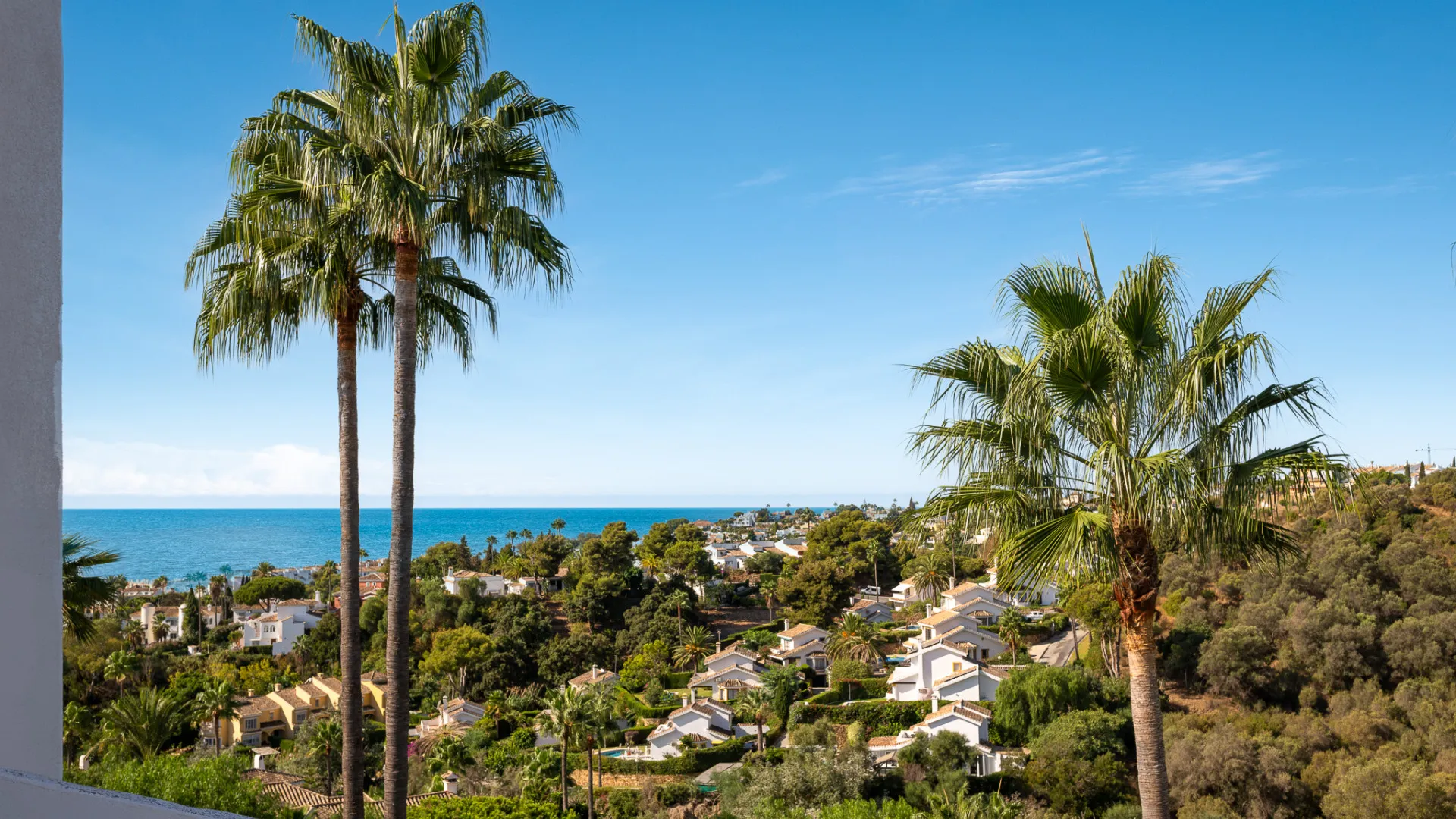 Buy town house with 4 bedrooms in Calahonda