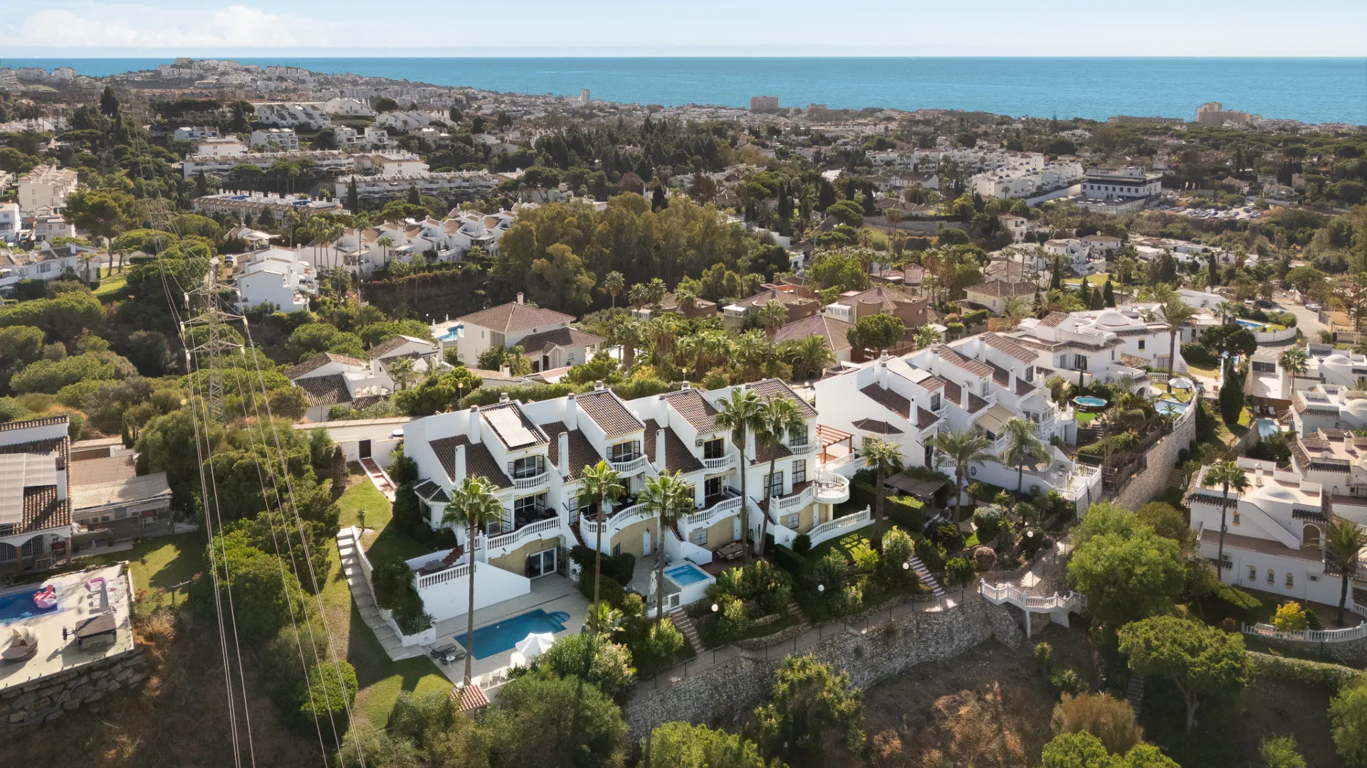 Buy town house with 4 bedrooms in Calahonda