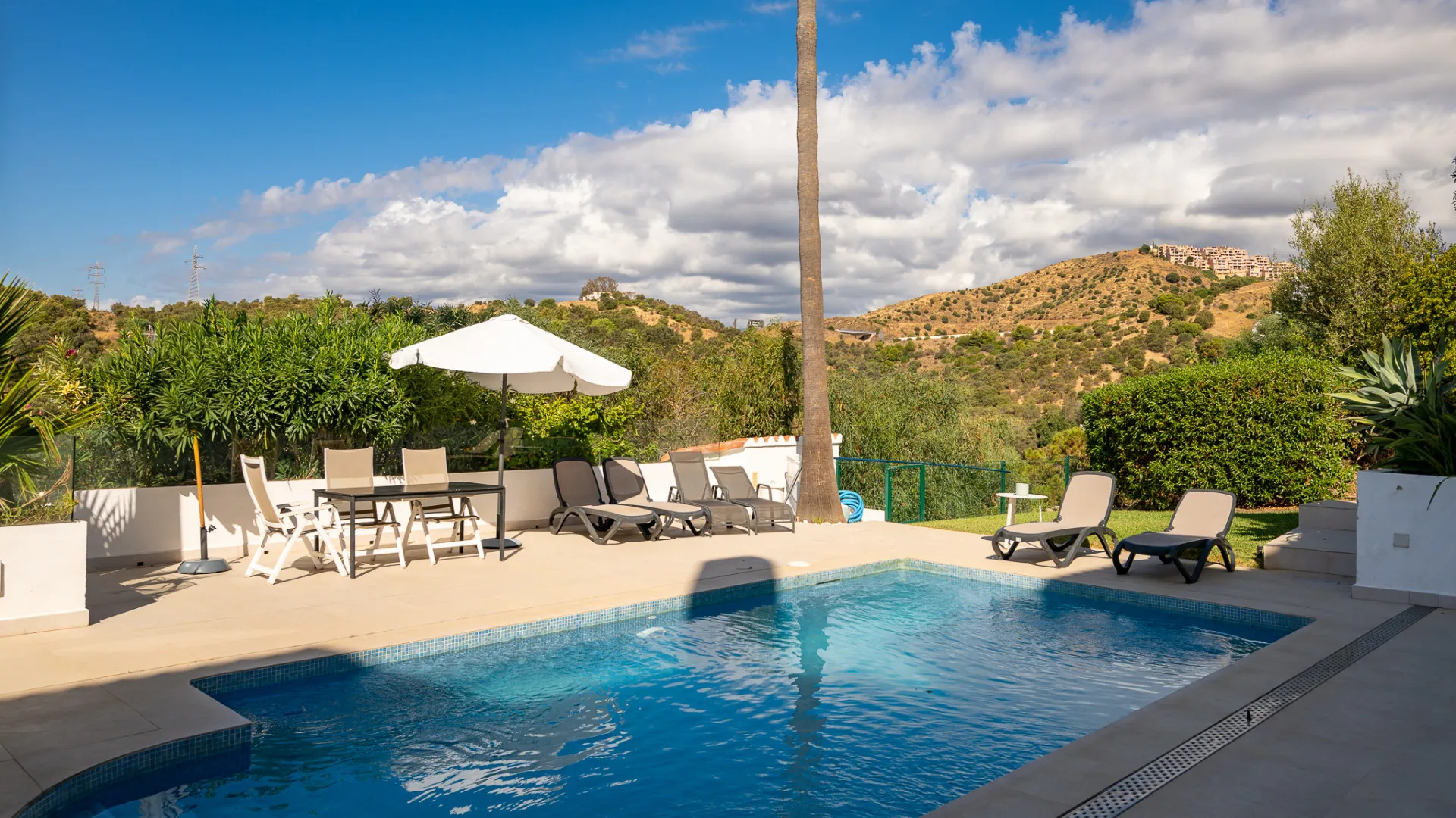 Buy town house with 4 bedrooms in Calahonda