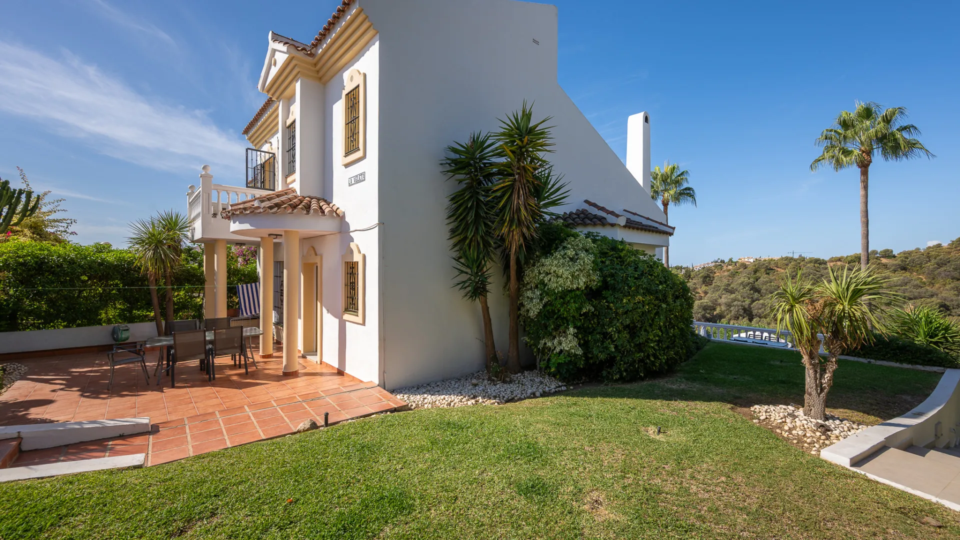 Buy town house with 4 bedrooms in Calahonda