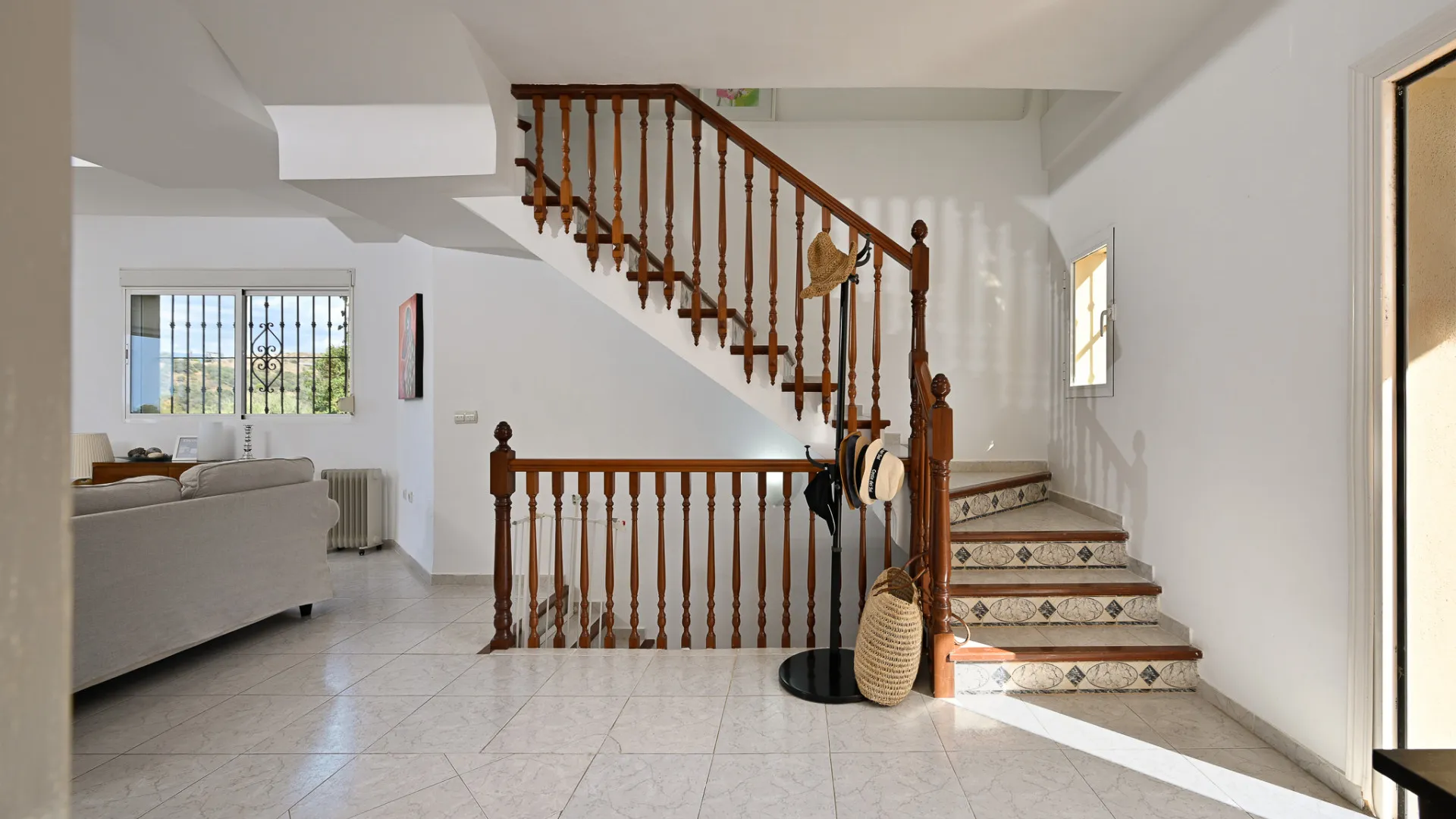 Buy town house with 4 bedrooms in Calahonda