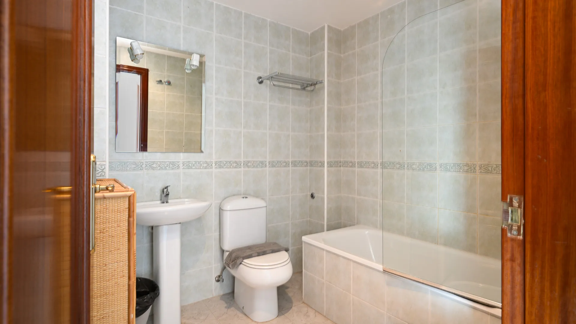 Buy town house with 4 bedrooms in Calahonda