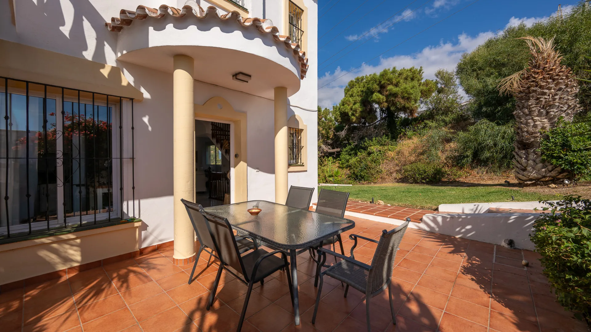 Buy town house with 4 bedrooms in Calahonda