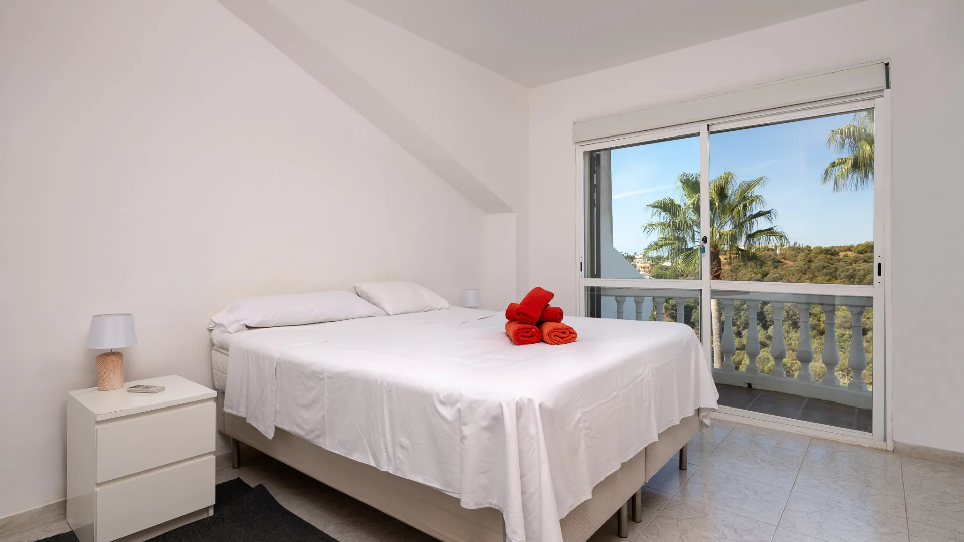 Buy town house with 4 bedrooms in Calahonda