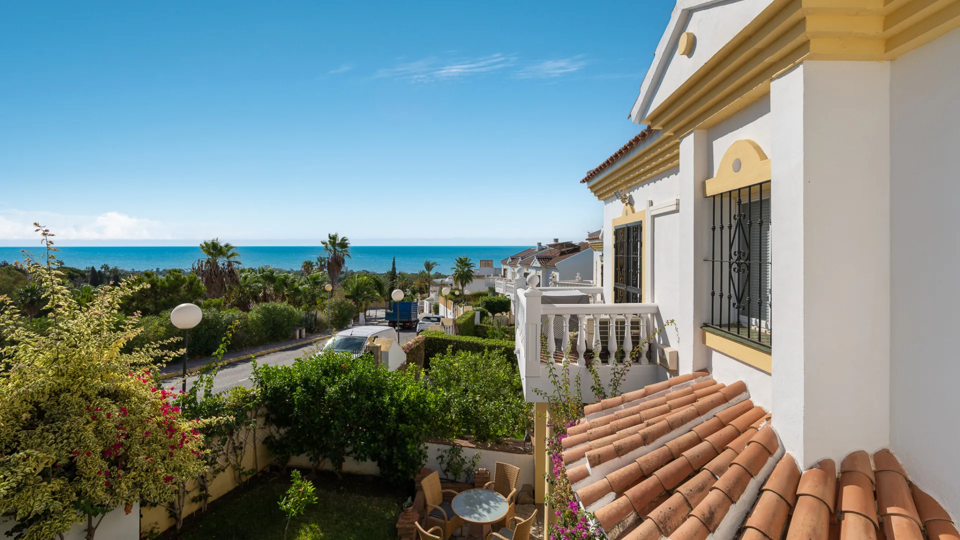 Buy town house with 4 bedrooms in Calahonda