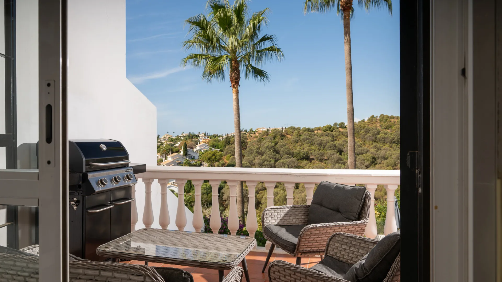 Buy town house with 4 bedrooms in Calahonda