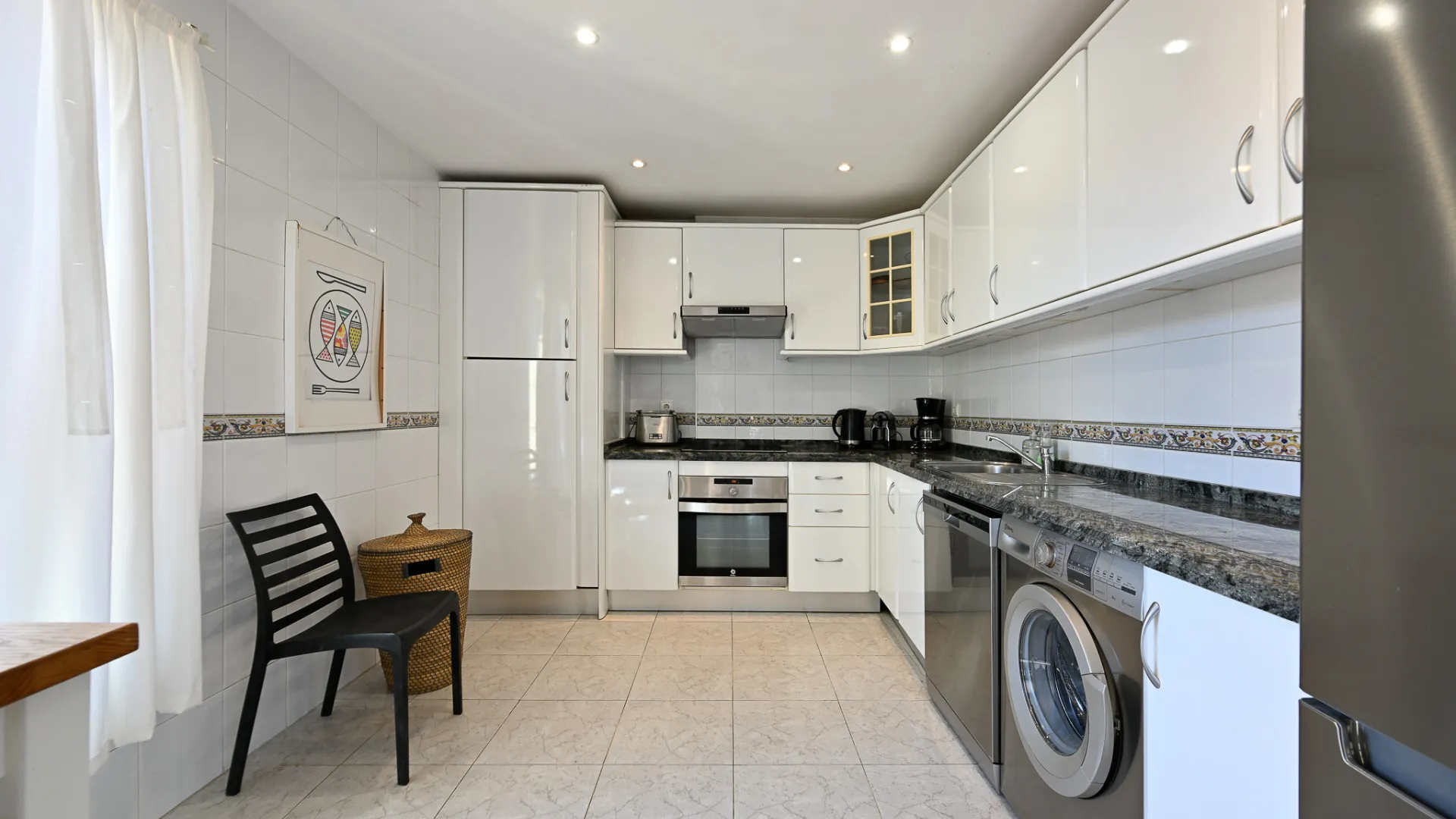 Buy town house with 4 bedrooms in Calahonda