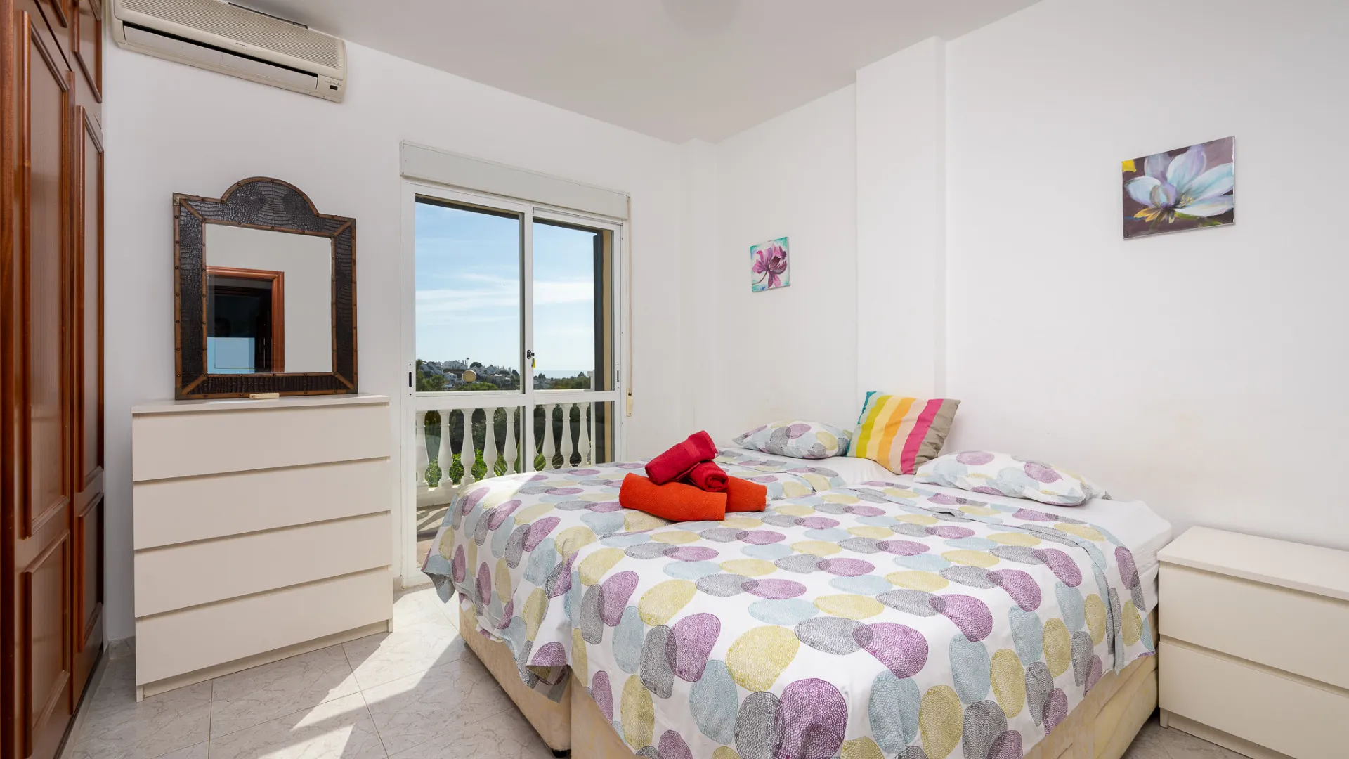 Buy town house with 4 bedrooms in Calahonda