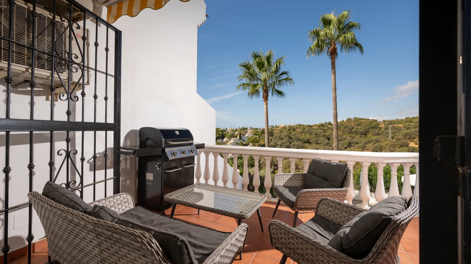 Buy town house with 4 bedrooms in Calahonda