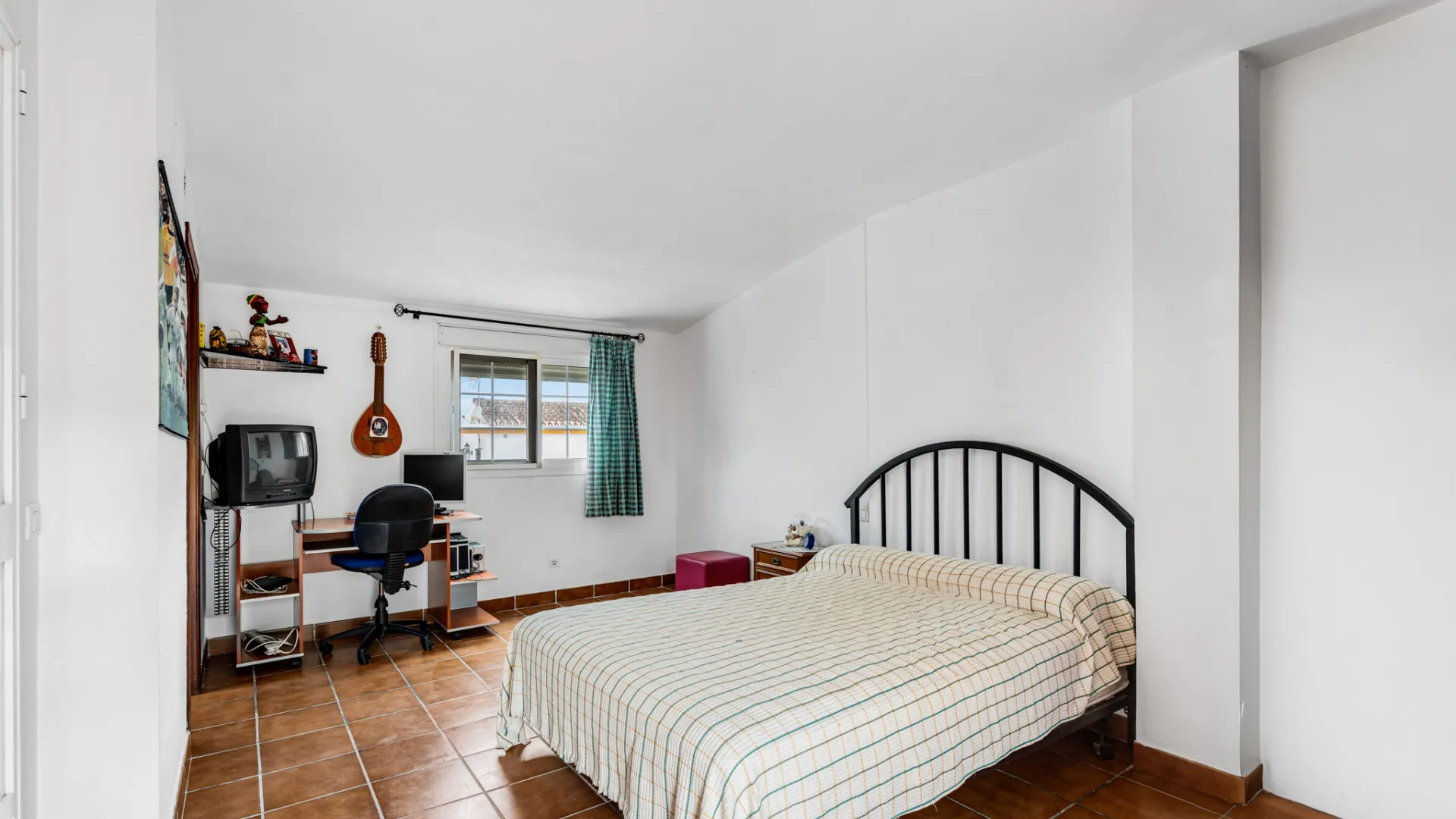 Se vende pareado en Estepona Ciudad con 7 dormitorios