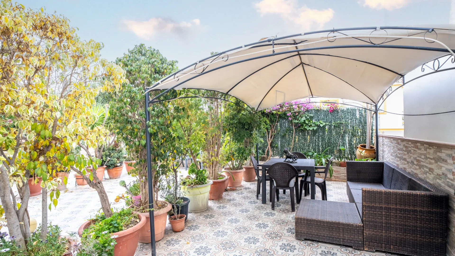 Se vende pareado en Estepona Ciudad con 7 dormitorios