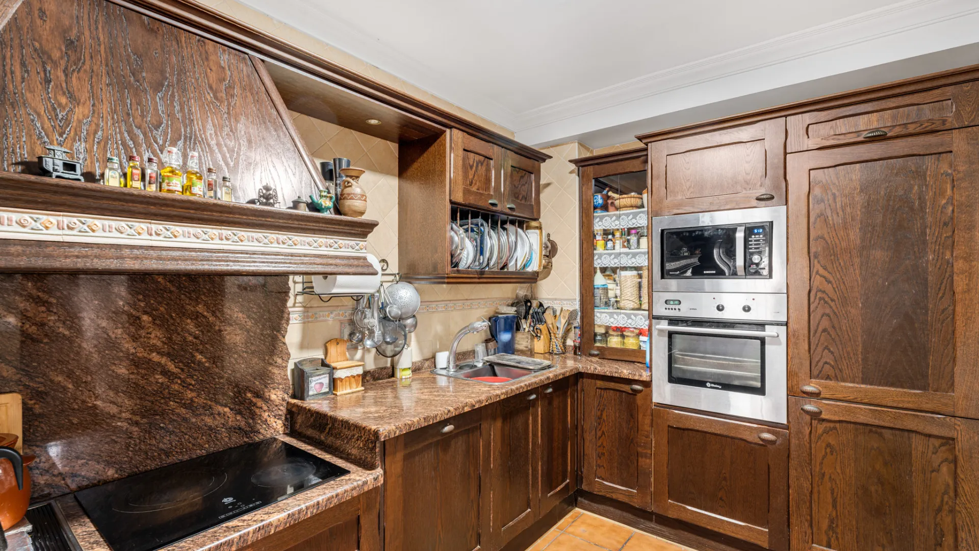 Se vende pareado en Estepona Ciudad con 7 dormitorios