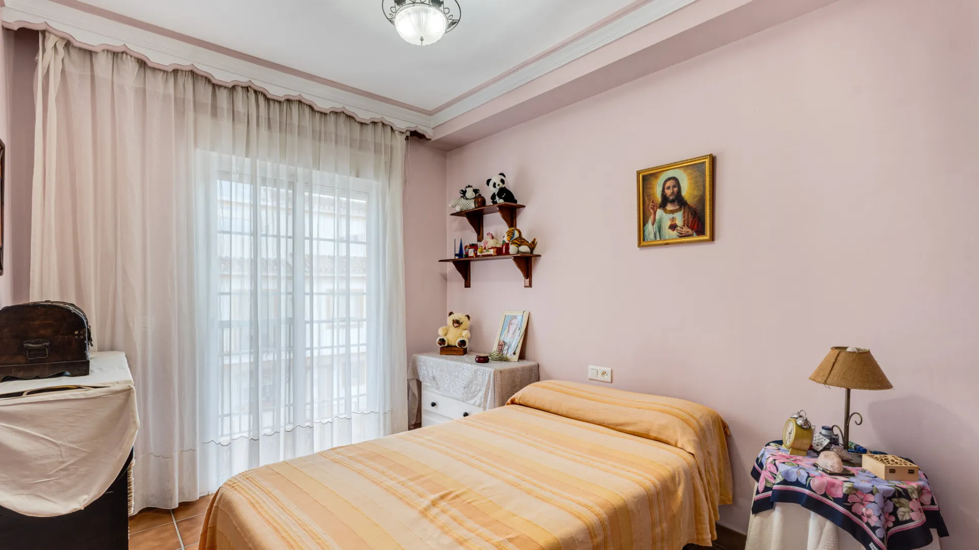 Se vende pareado en Estepona Ciudad con 7 dormitorios