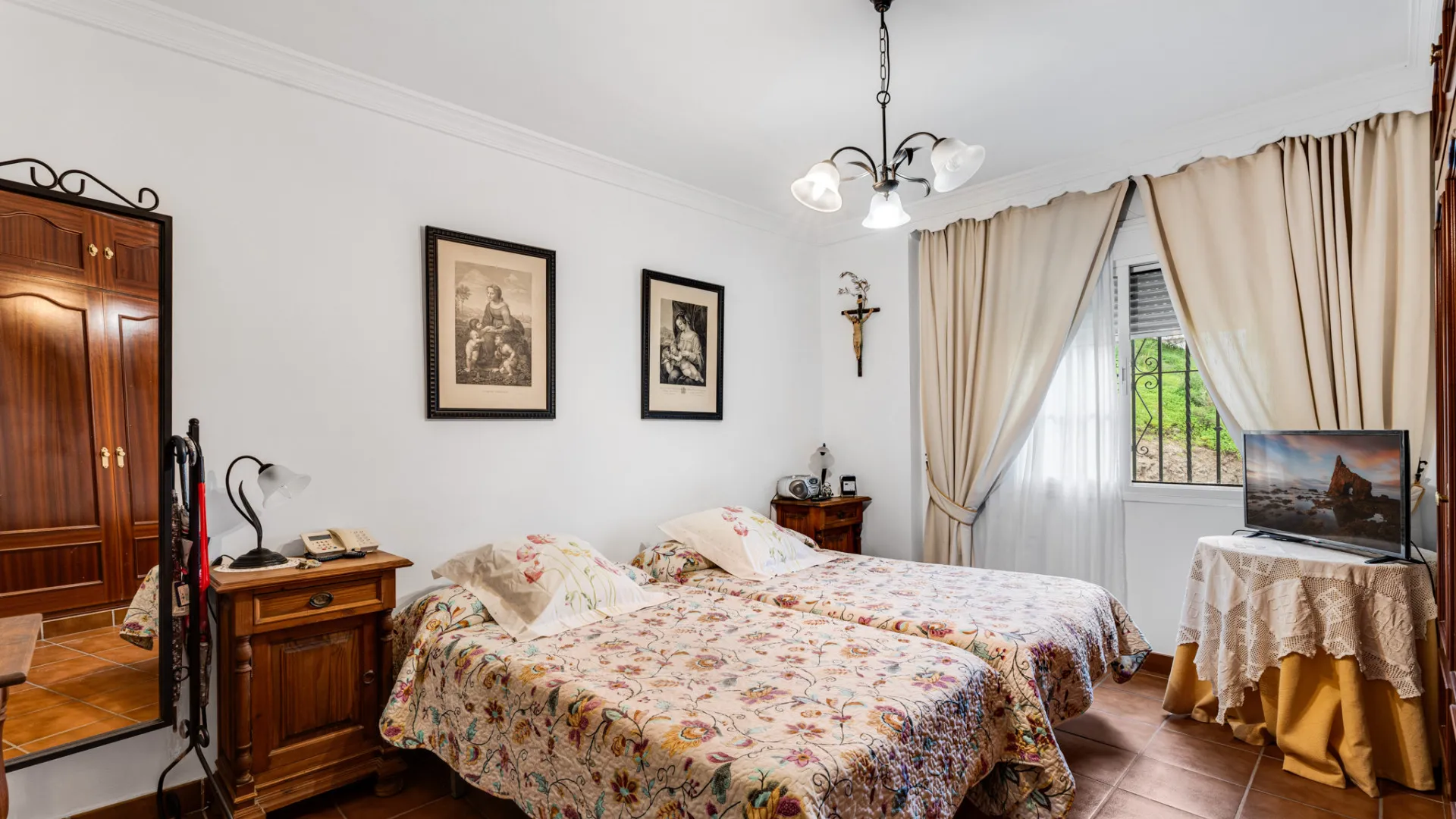 Se vende pareado en Estepona Ciudad con 7 dormitorios