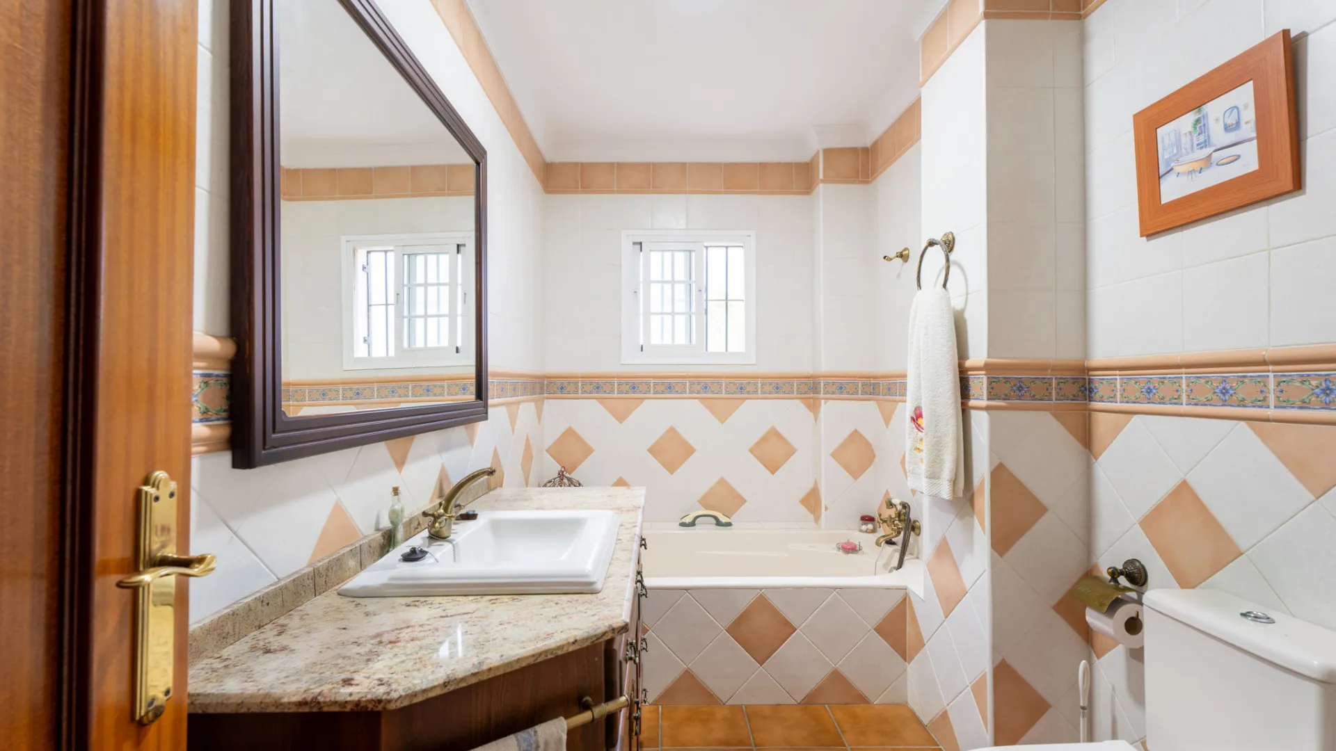 Se vende pareado en Estepona Ciudad con 7 dormitorios