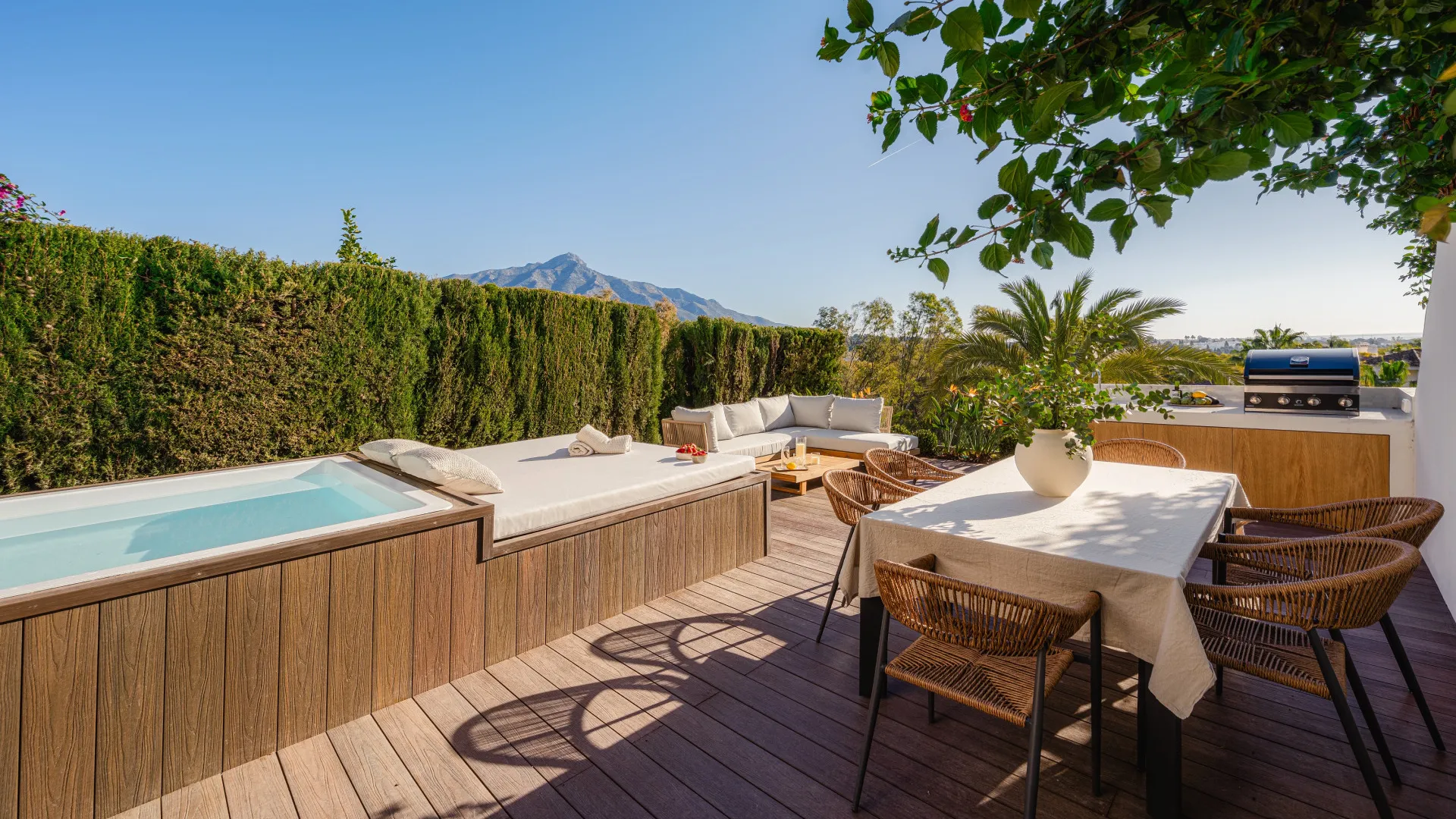 Ground floor apartment for sale in Nueva Andalucia with 3 bedrooms