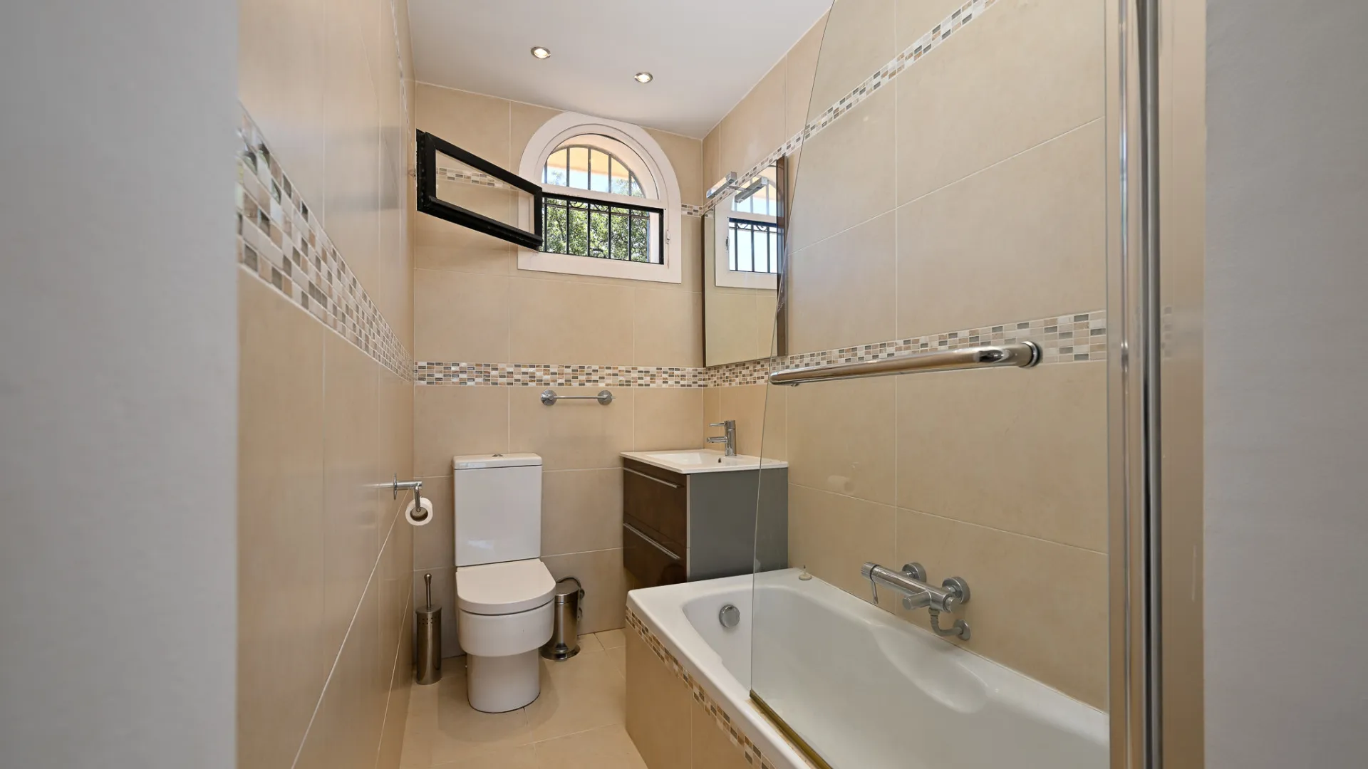For sale villa in Calahonda with 3 bedrooms