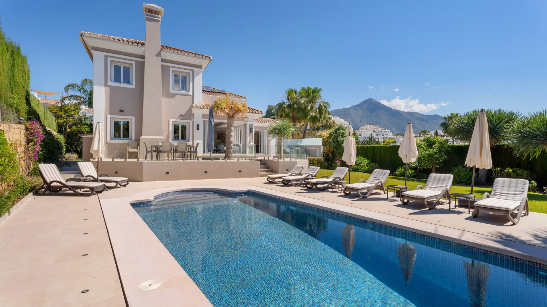 Comprar villa en Nueva Andalucia con 6 dormitorios