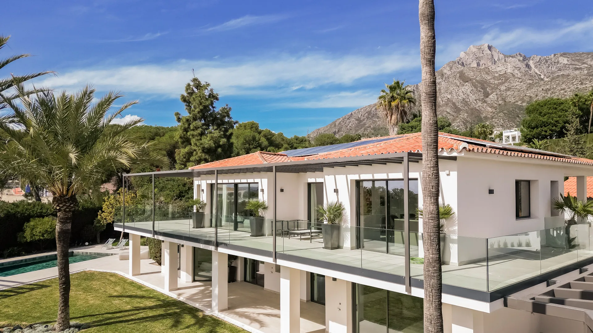 Buy 5 bedrooms villa in Nagüeles