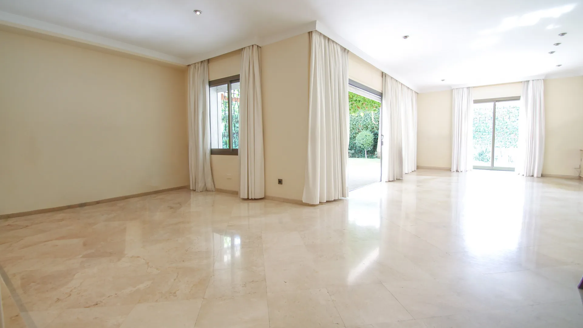 Comprar villa de 6 dormitorios en Los Monteros