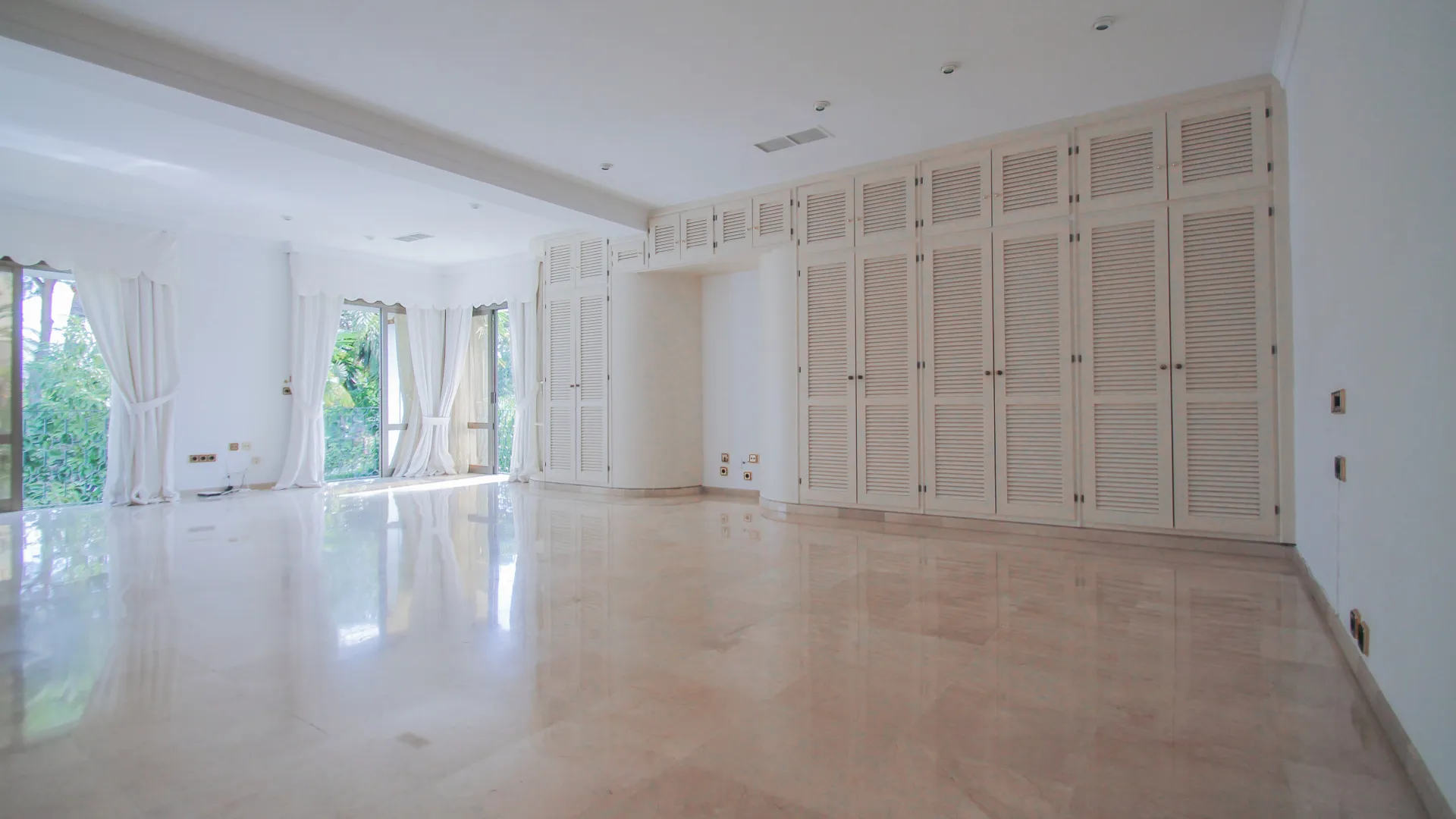 Comprar villa de 6 dormitorios en Los Monteros