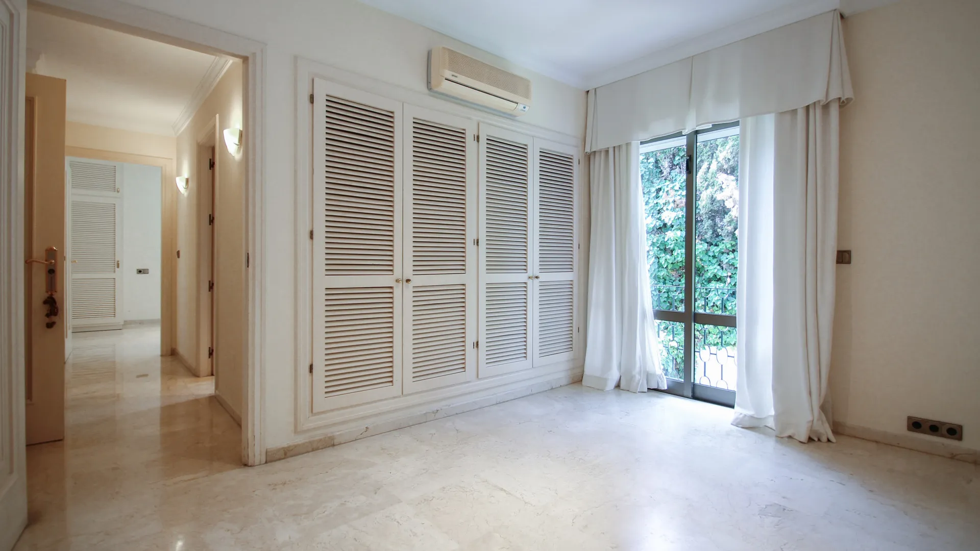 Comprar villa de 6 dormitorios en Los Monteros