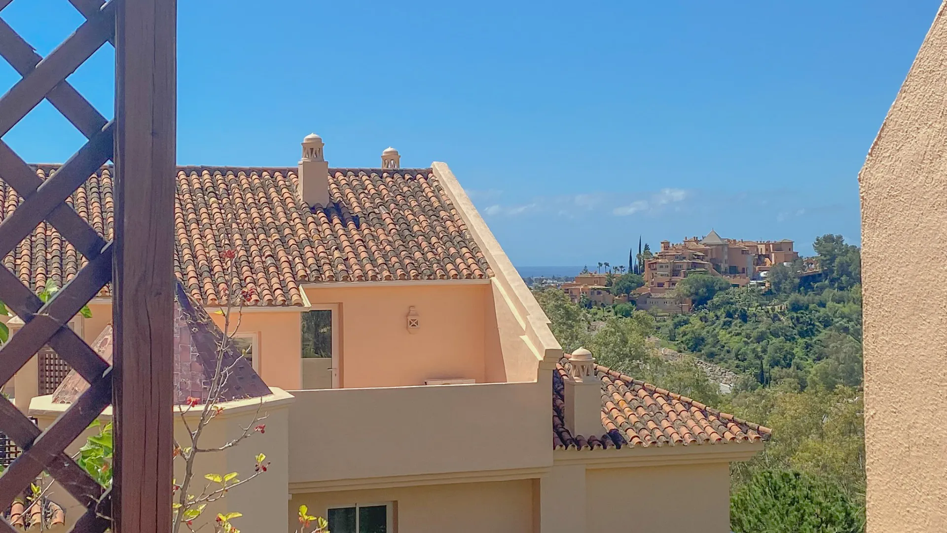 For sale Nueva Andalucia 2 bedrooms ground floor apartment