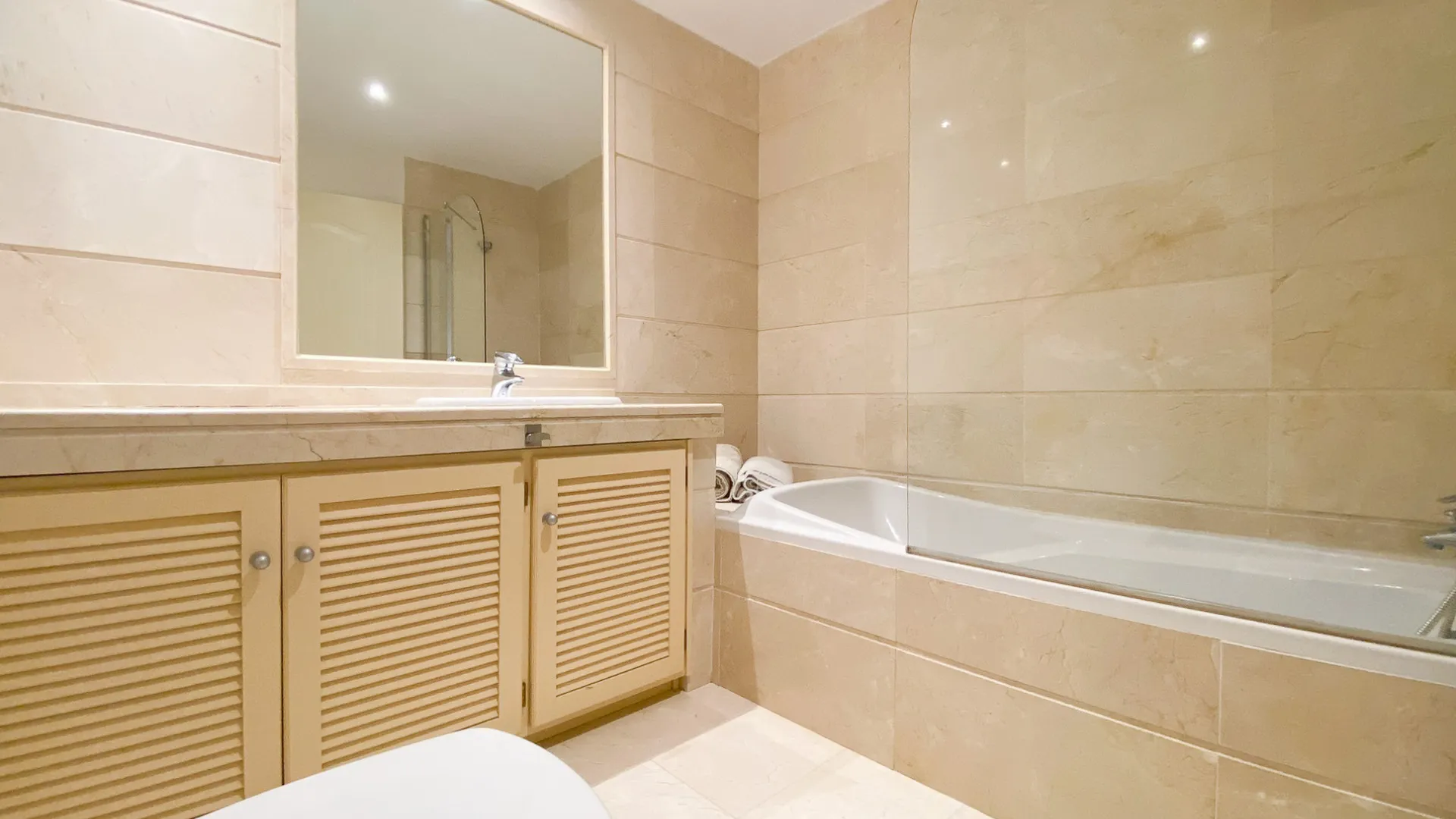 For sale Nueva Andalucia 2 bedrooms ground floor apartment