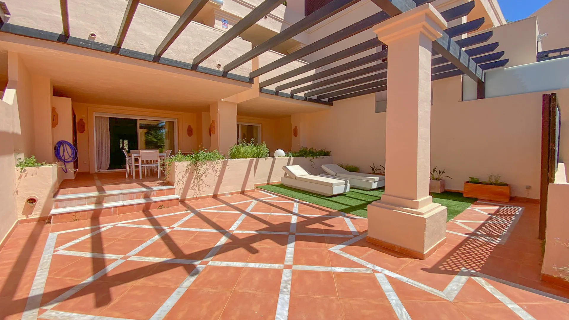 For sale Nueva Andalucia 2 bedrooms ground floor apartment