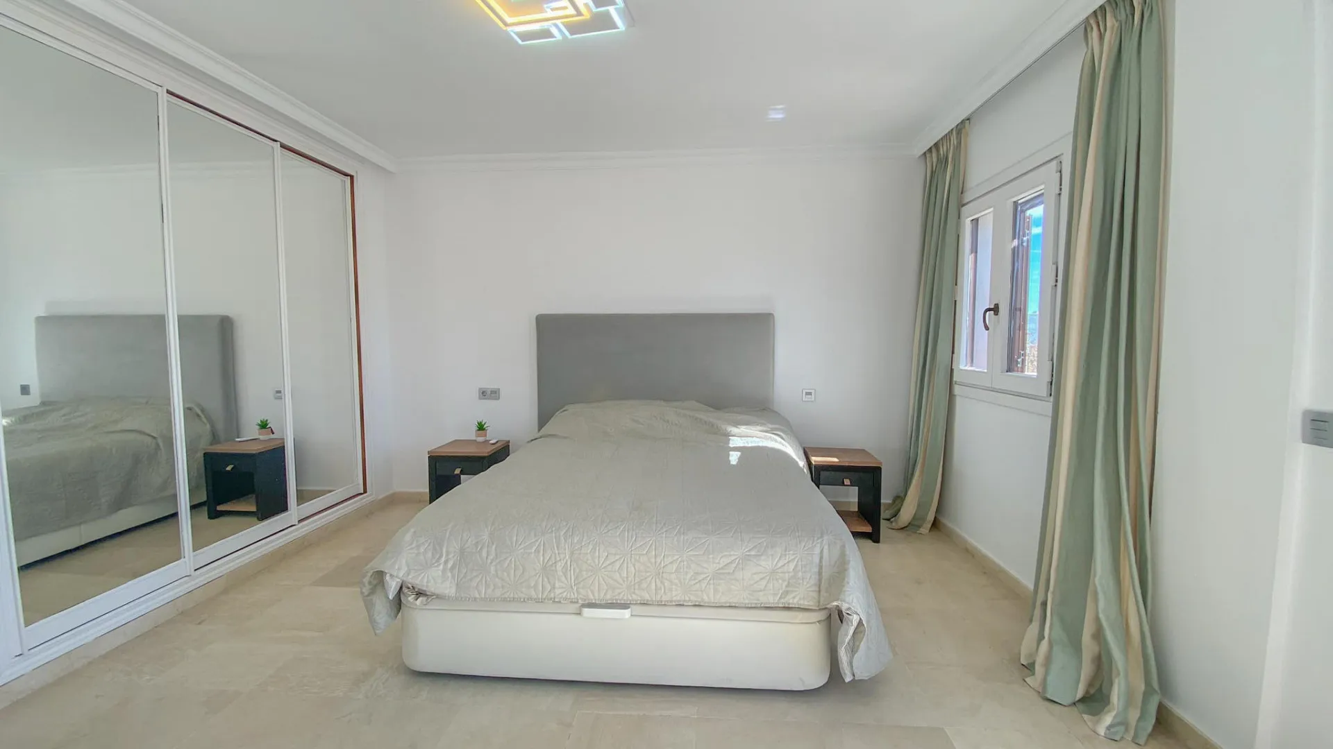 Pareado a la venta de 4 dormitorios en Marbella Golden Mile