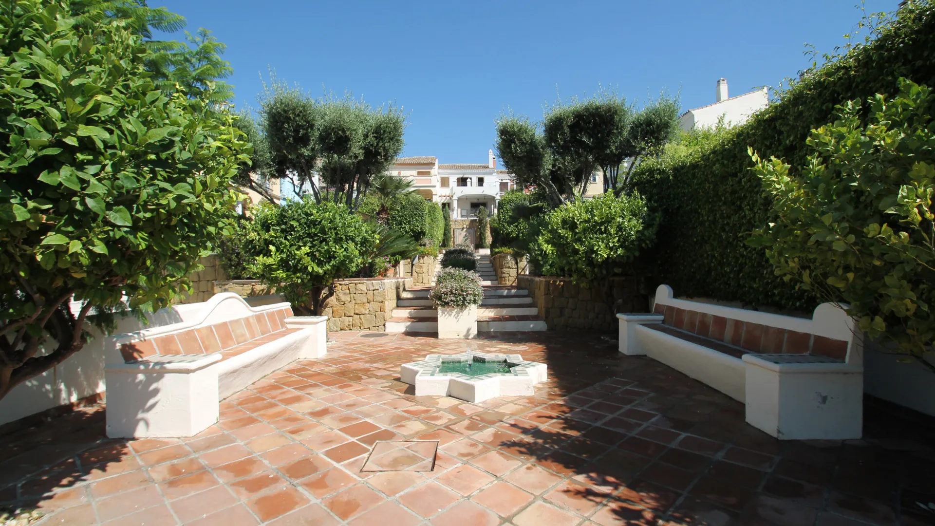 Pareado a la venta de 4 dormitorios en Marbella Golden Mile