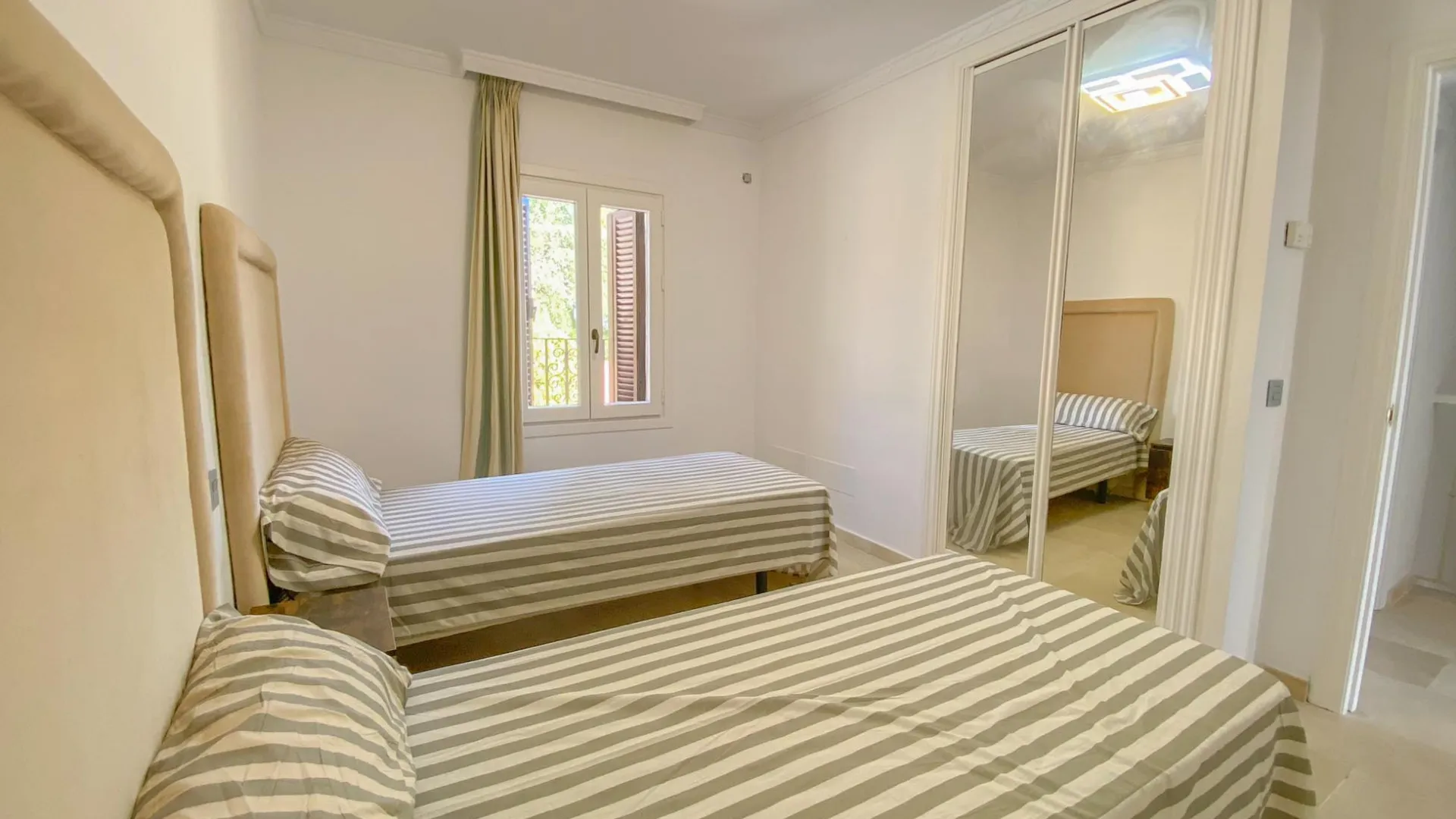 Pareado a la venta de 4 dormitorios en Marbella Golden Mile