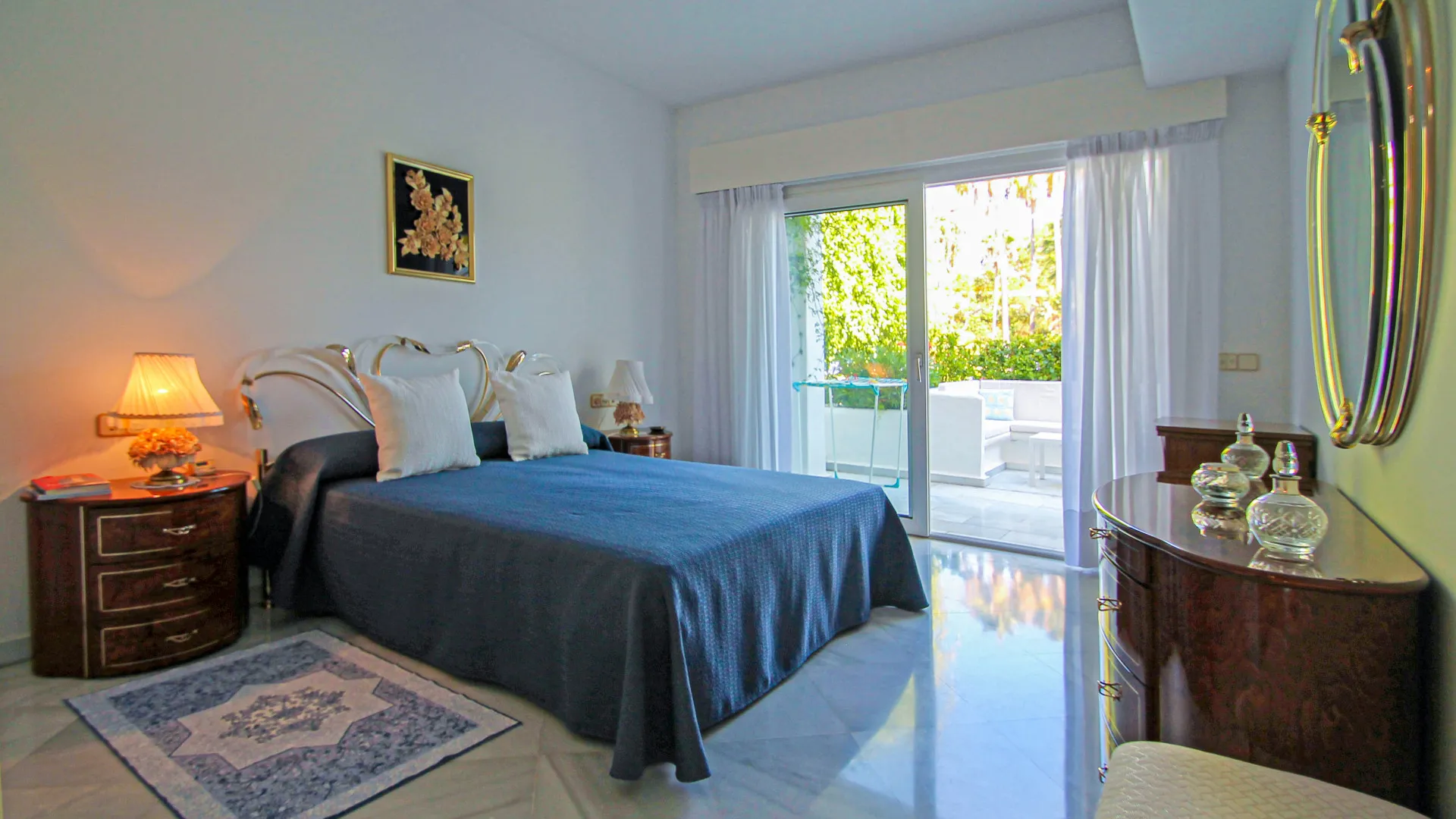 Ground floor apartment for sale in Marbella Golden Mile with 2 bedrooms
