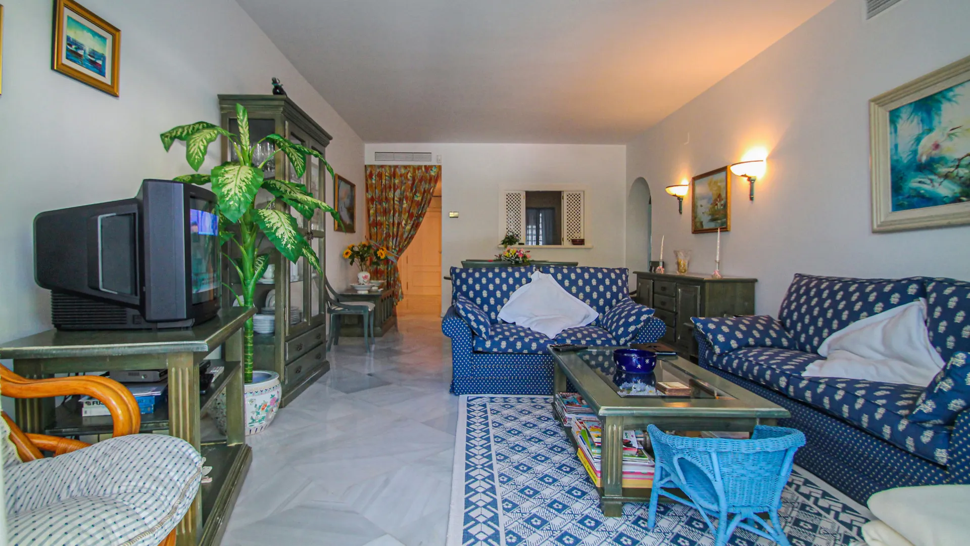 Ground floor apartment for sale in Marbella Golden Mile with 2 bedrooms