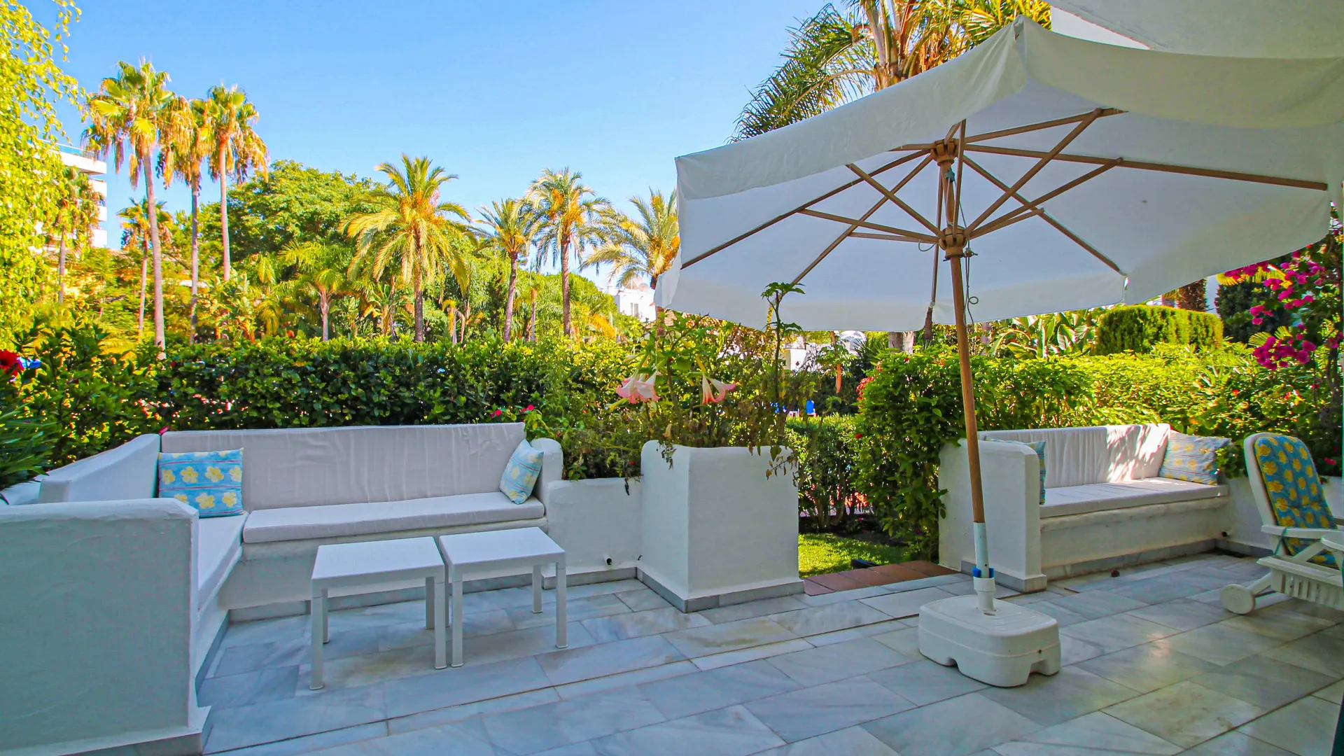 Ground floor apartment for sale in Marbella Golden Mile with 2 bedrooms