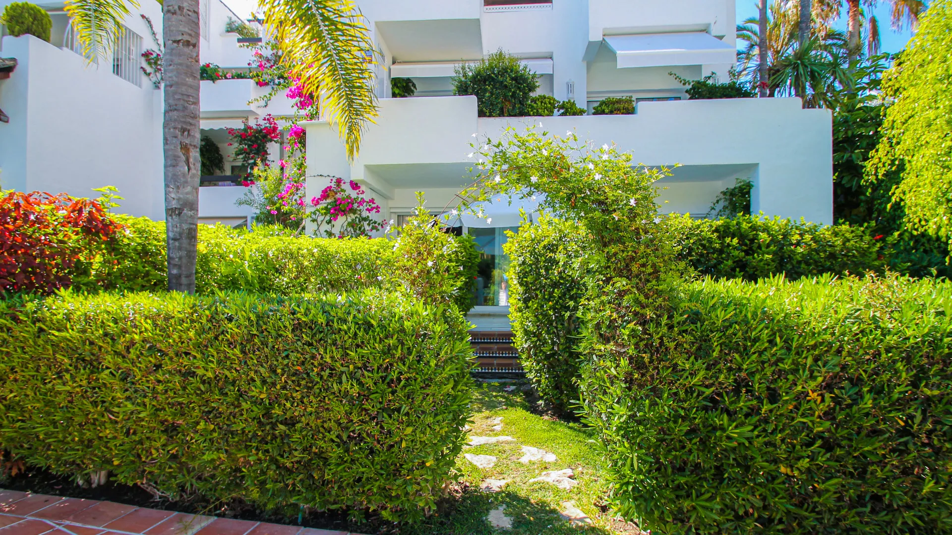 Ground floor apartment for sale in Marbella Golden Mile with 2 bedrooms