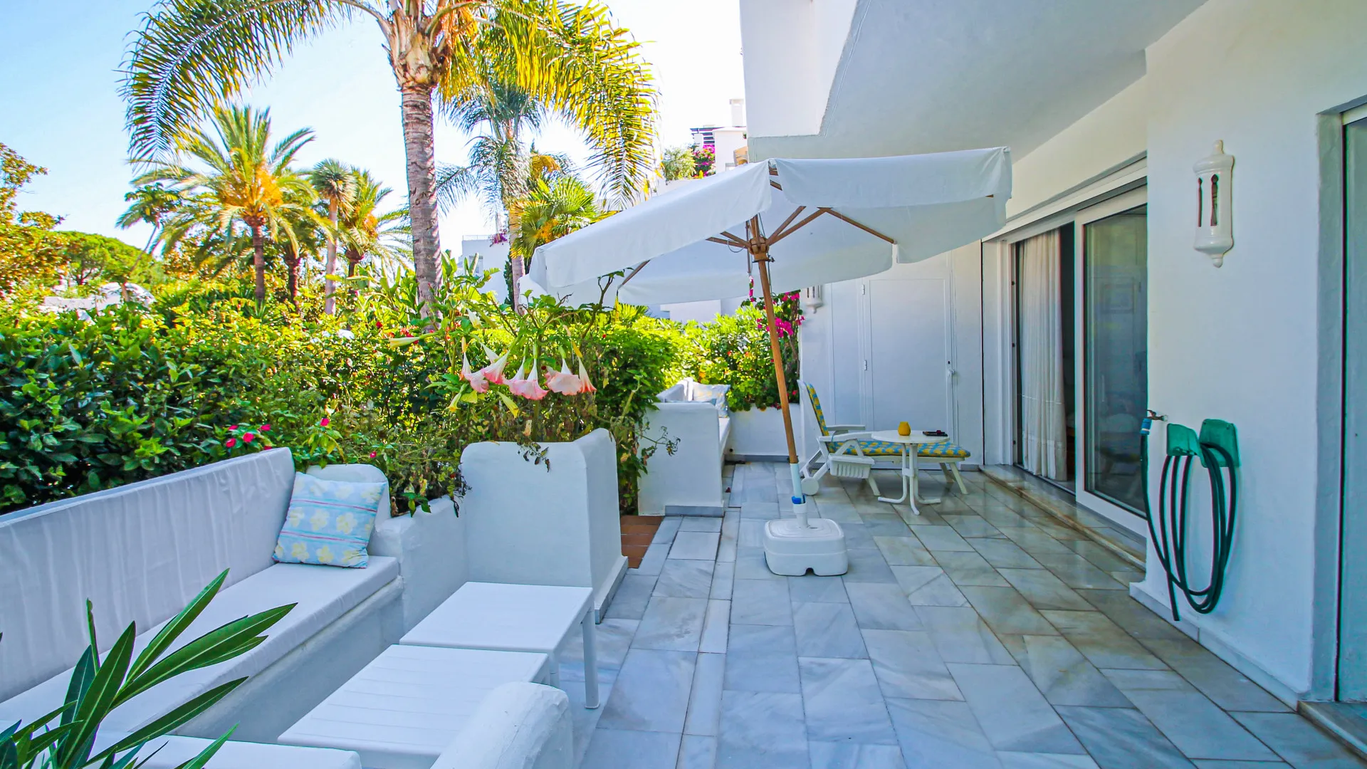 Ground floor apartment for sale in Marbella Golden Mile with 2 bedrooms