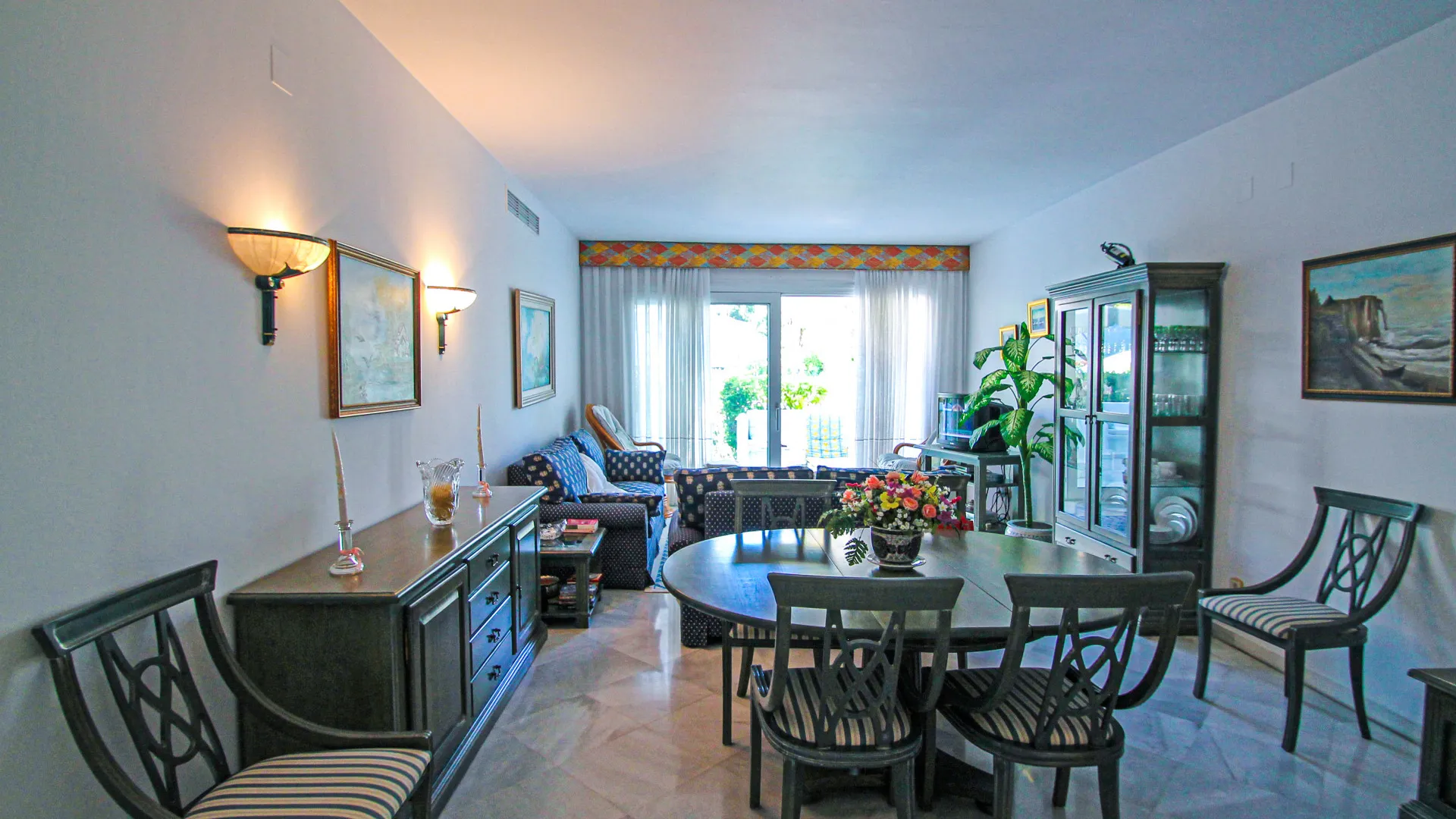Ground floor apartment for sale in Marbella Golden Mile with 2 bedrooms