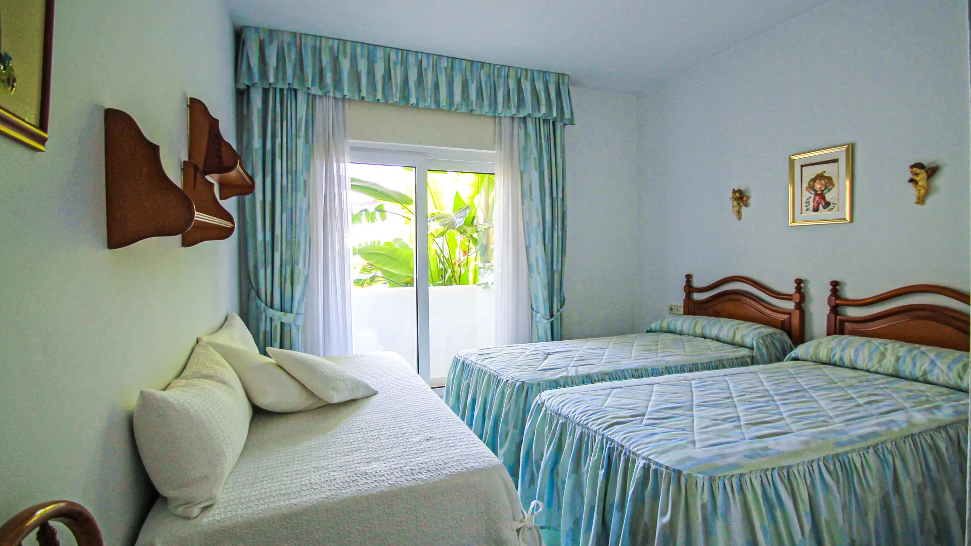 Ground floor apartment for sale in Marbella Golden Mile with 2 bedrooms