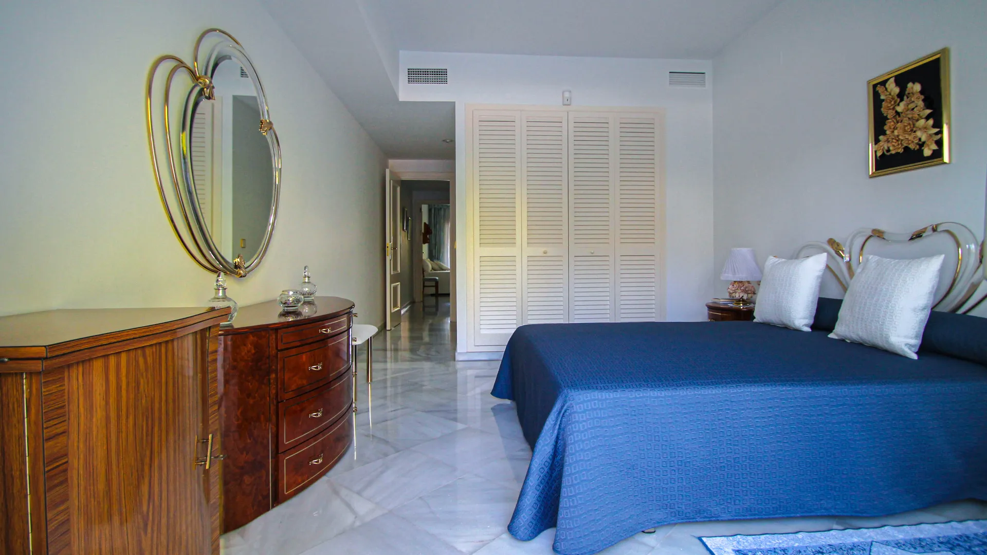 Ground floor apartment for sale in Marbella Golden Mile with 2 bedrooms