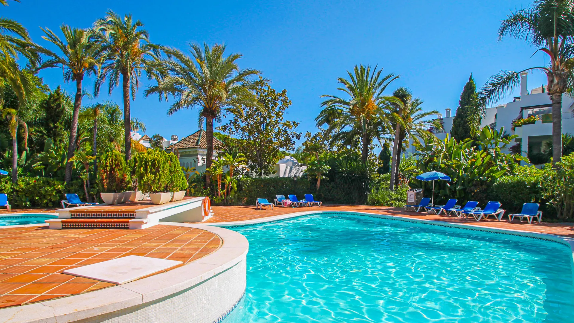 Ground floor apartment for sale in Marbella Golden Mile with 2 bedrooms