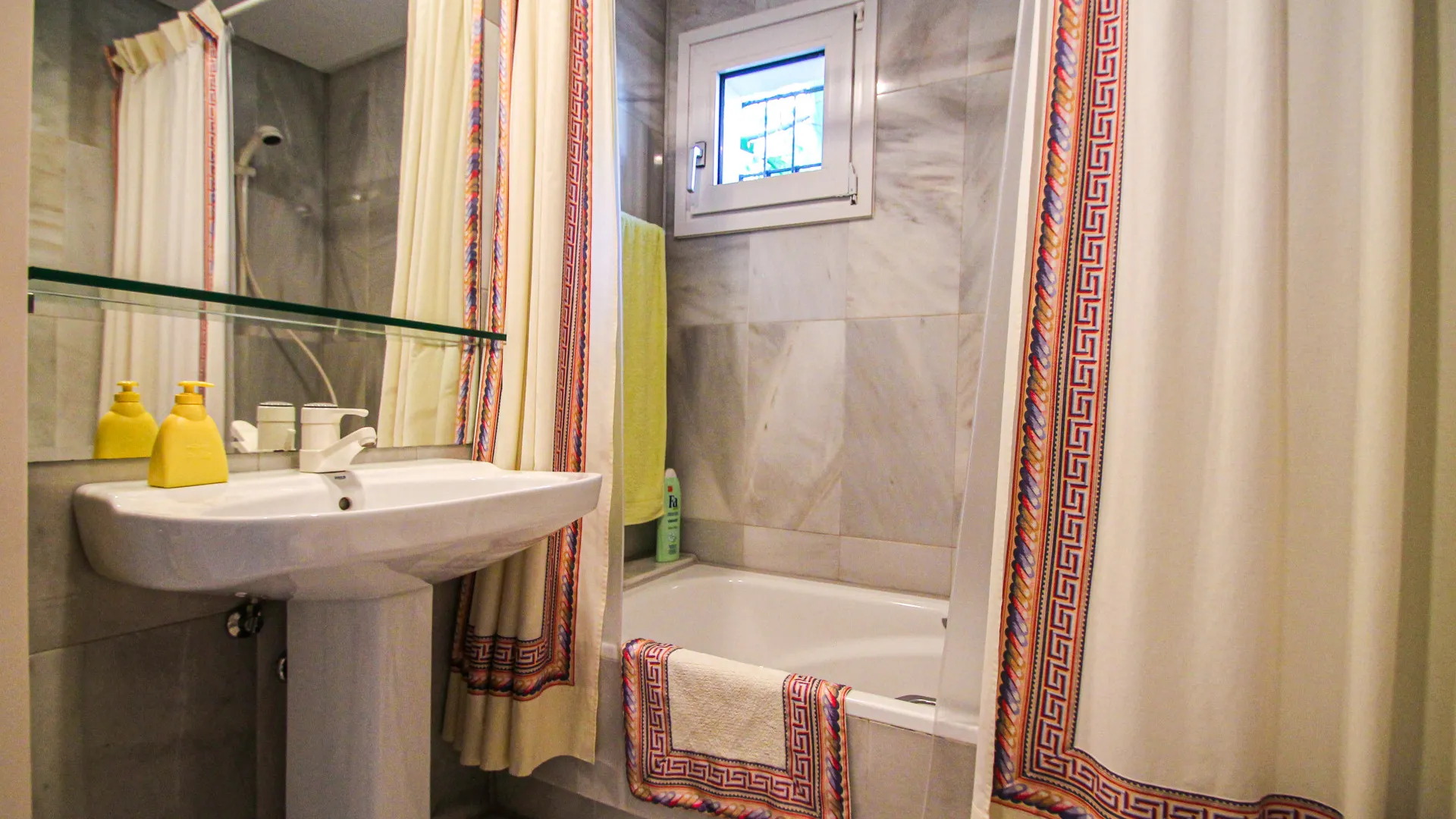 Ground floor apartment for sale in Marbella Golden Mile with 2 bedrooms