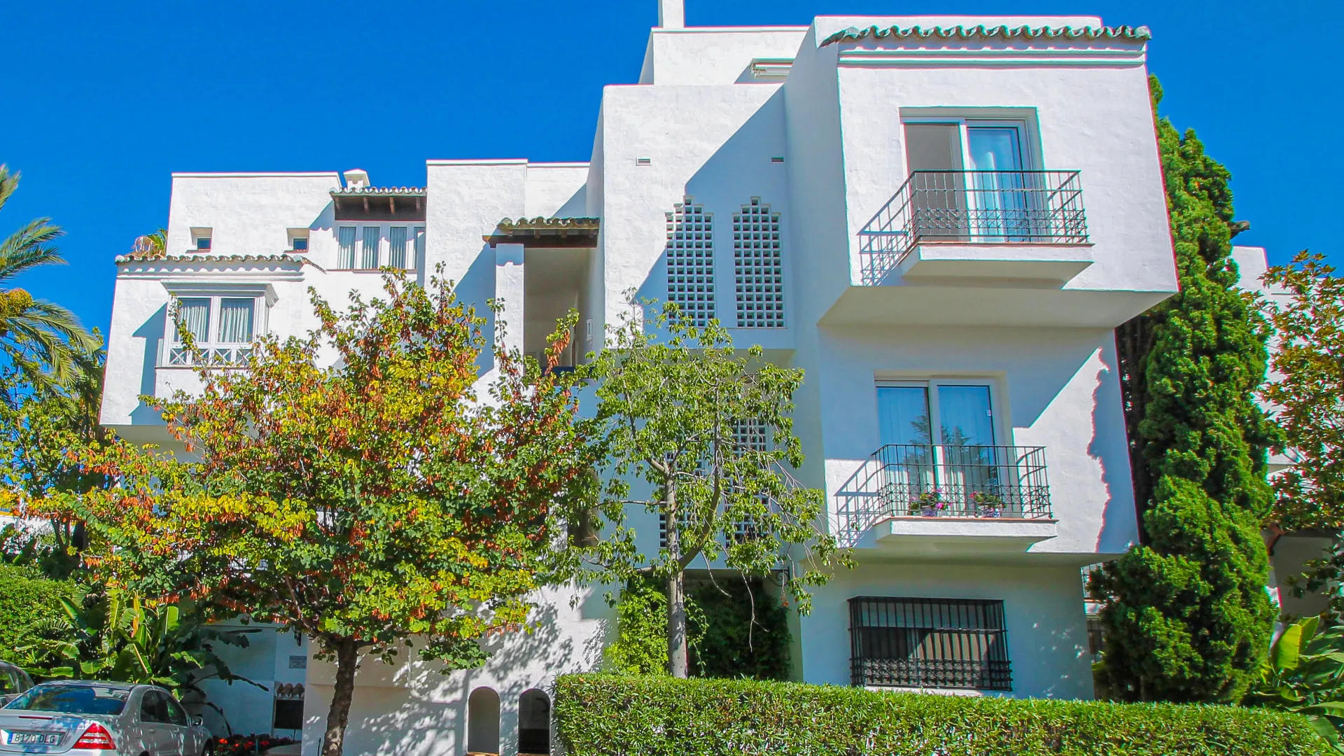 Ground floor apartment for sale in Marbella Golden Mile with 2 bedrooms