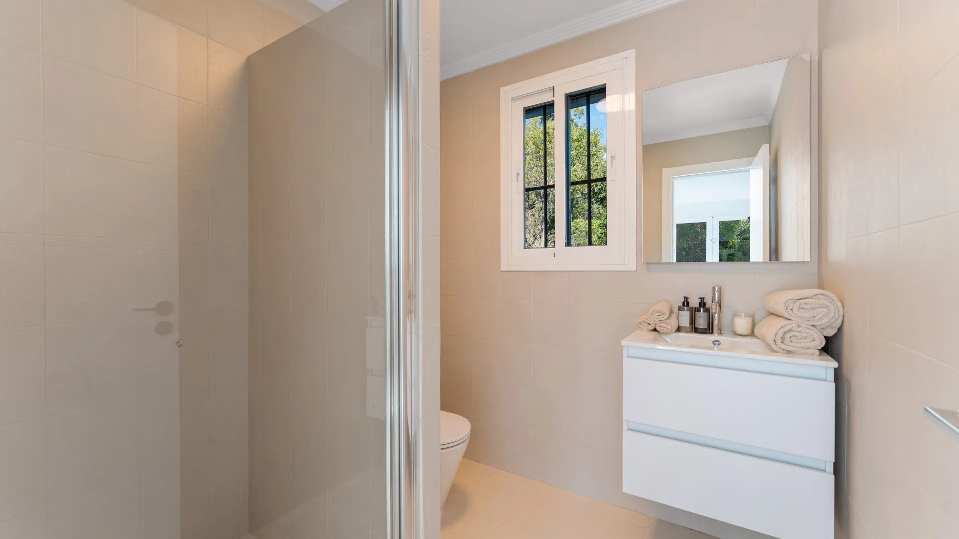 For sale El Madroñal villa with 6 bedrooms