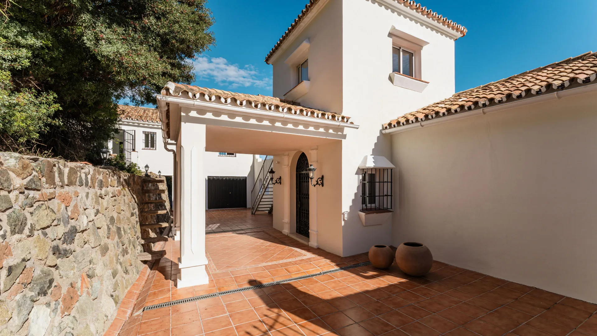 For sale El Madroñal villa with 6 bedrooms