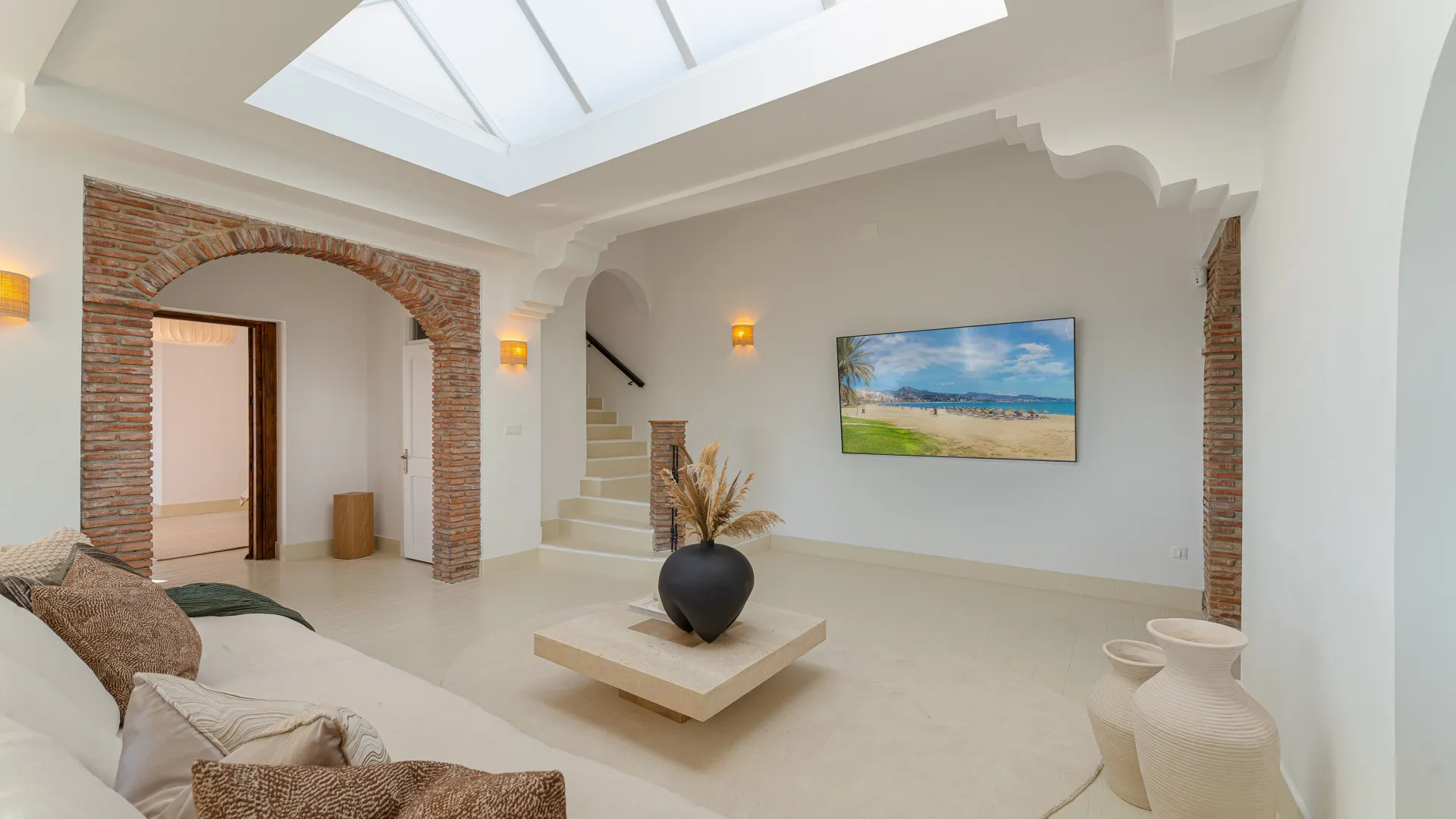 For sale El Madroñal villa with 6 bedrooms