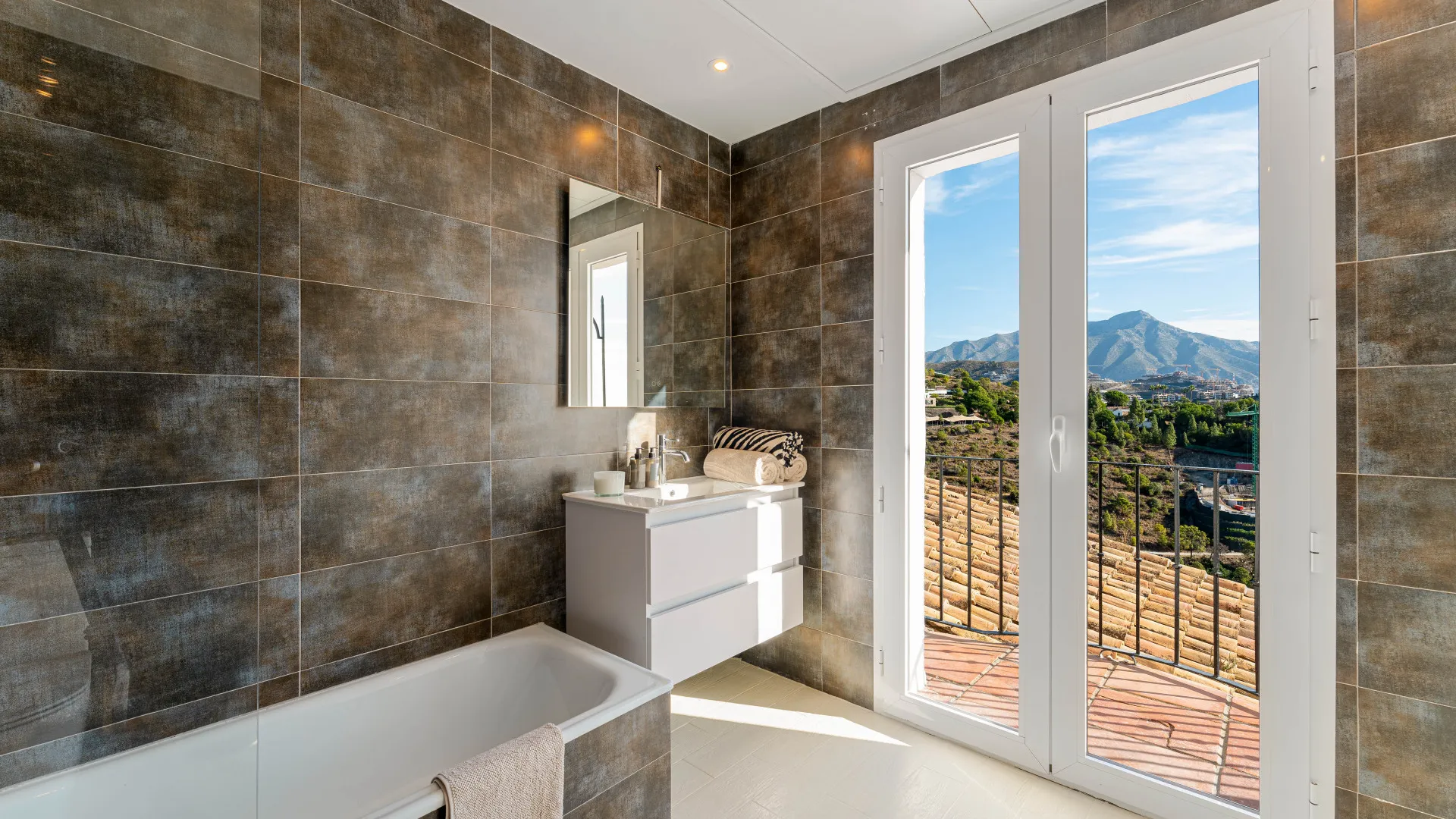 For sale El Madroñal villa with 6 bedrooms