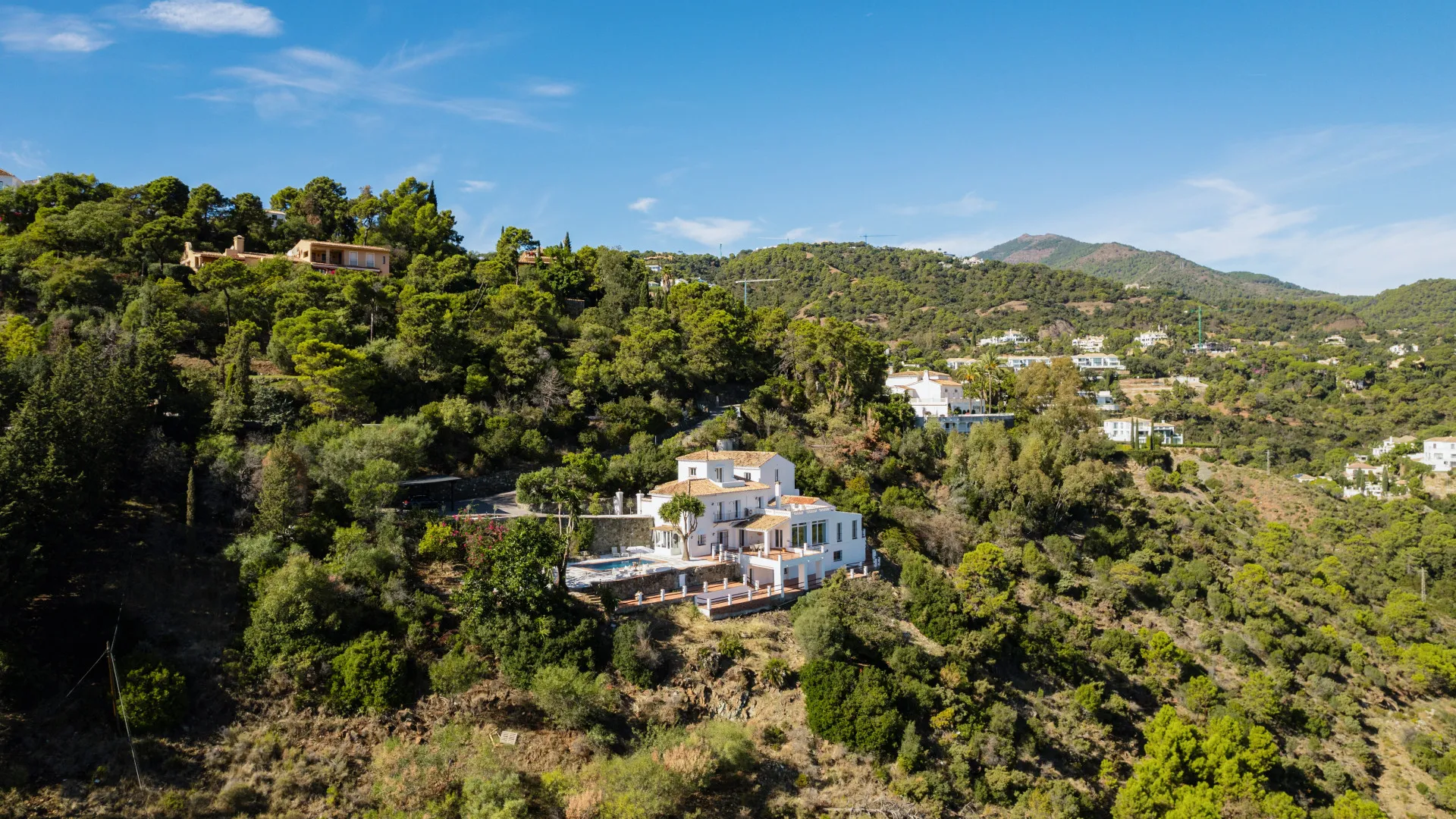 For sale El Madroñal villa with 6 bedrooms