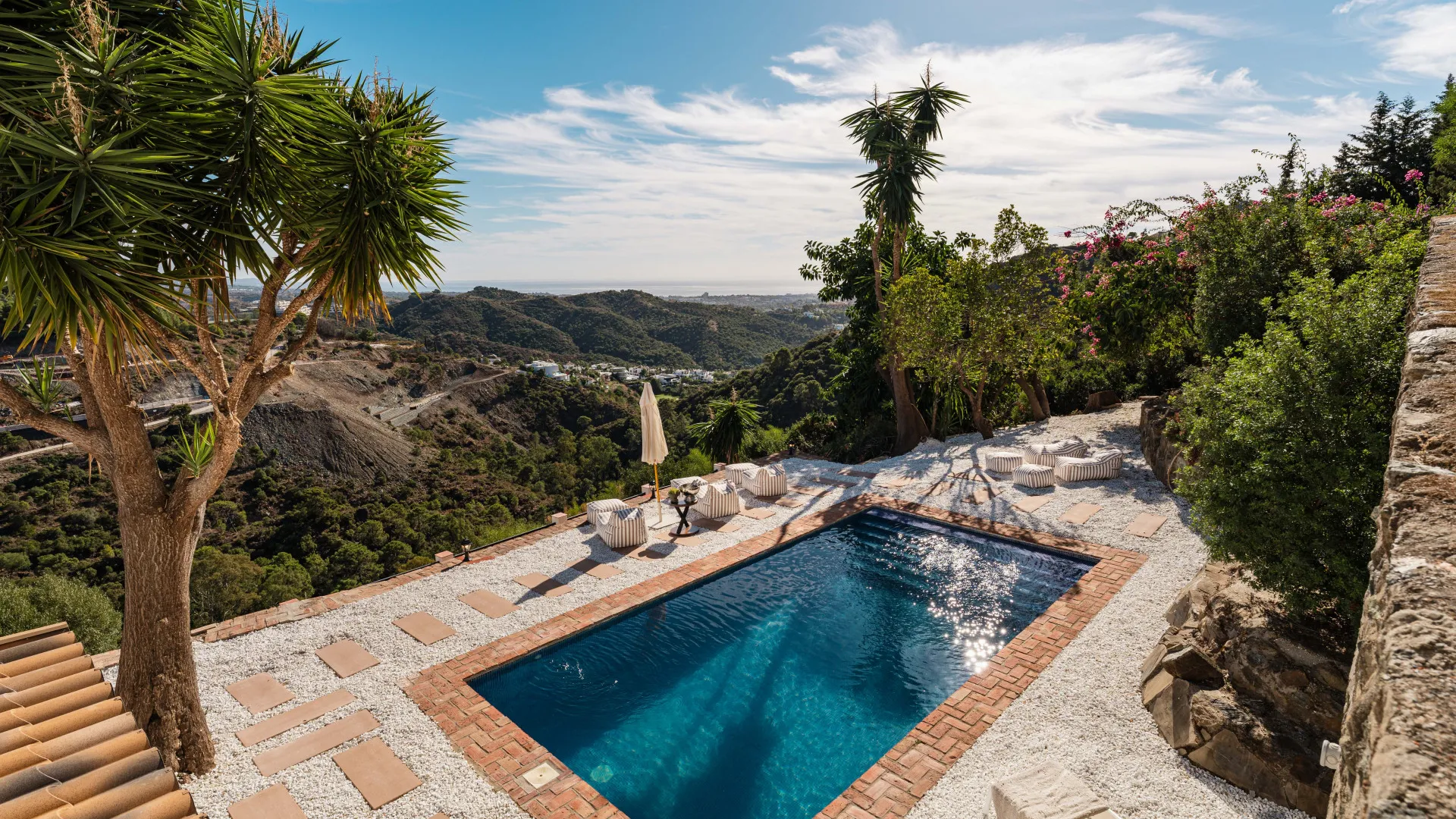 For sale El Madroñal villa with 6 bedrooms