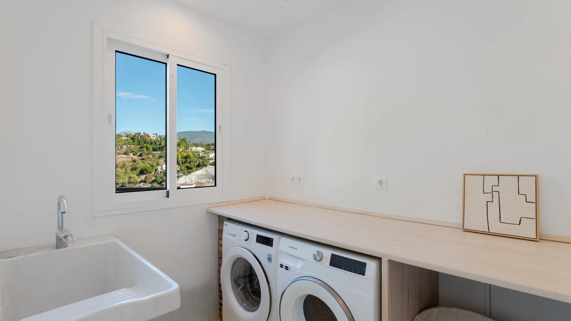 For sale El Madroñal villa with 6 bedrooms